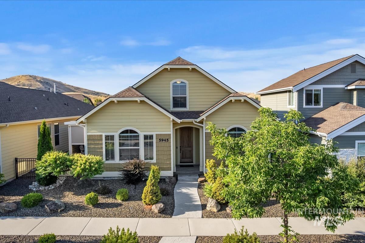 5945 W Beaufort Street, Boise, Idaho 83714, 4 Bedrooms, 2.5 Bathrooms, Residential For Sale, Price $575,000,MLS 98998407