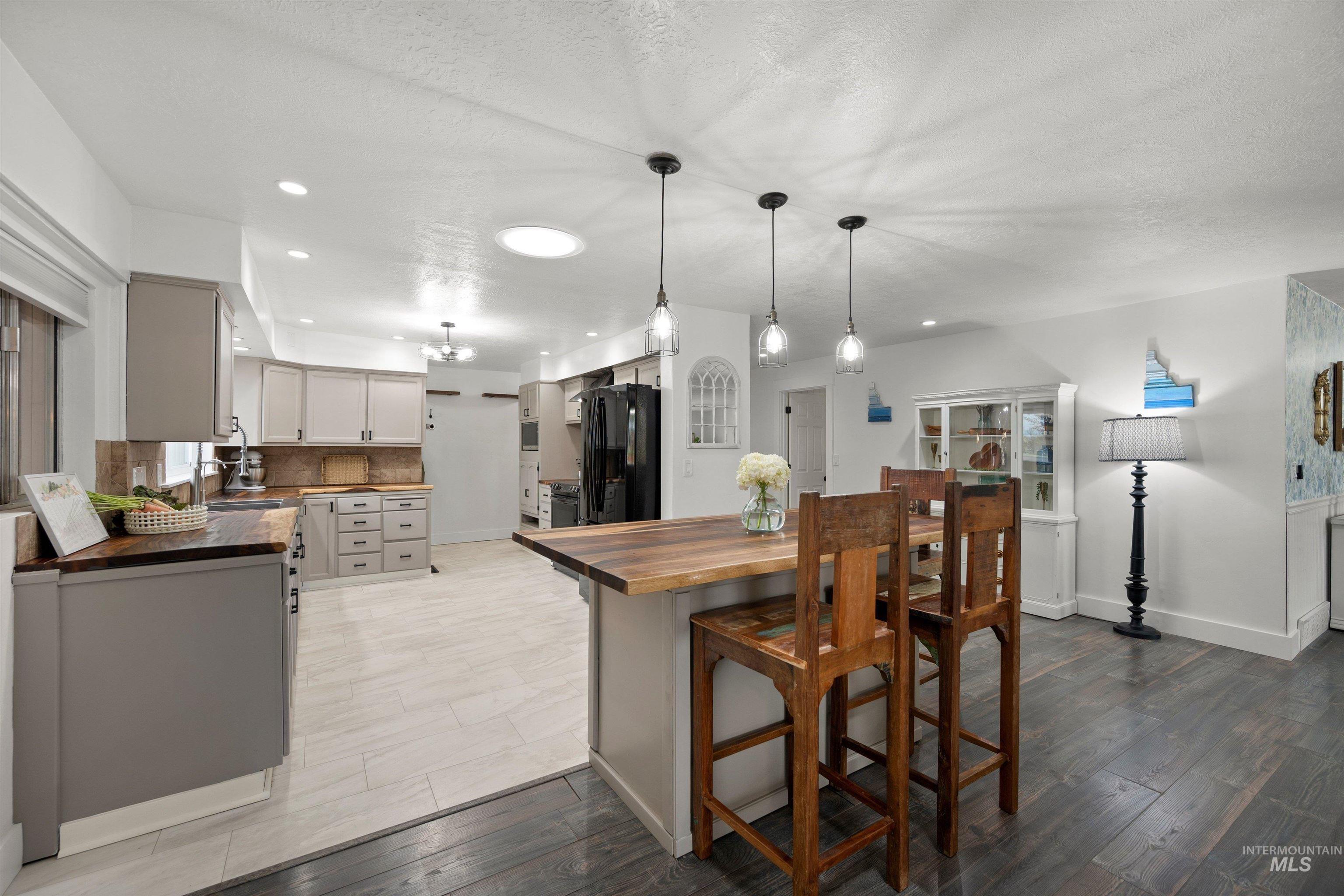 7816 E Victory, Nampa, Idaho 83687, 3 Bedrooms, 2 Bathrooms, Residential Income For Sale, Price $699,900, 98998410