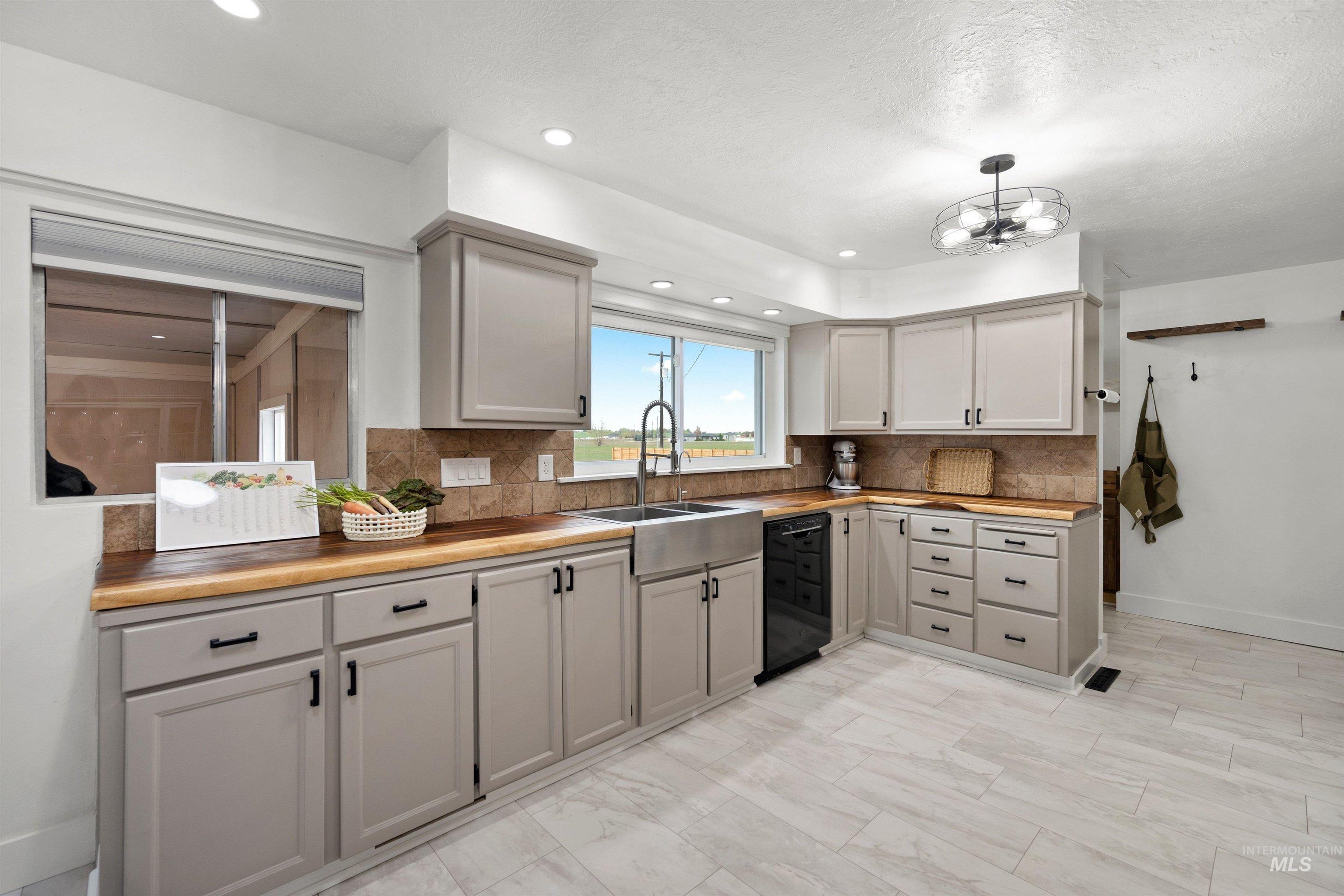 7816 E Victory, Nampa, Idaho 83687, 3 Bedrooms, 2 Bathrooms, Residential Income For Sale, Price $699,900, 98998410