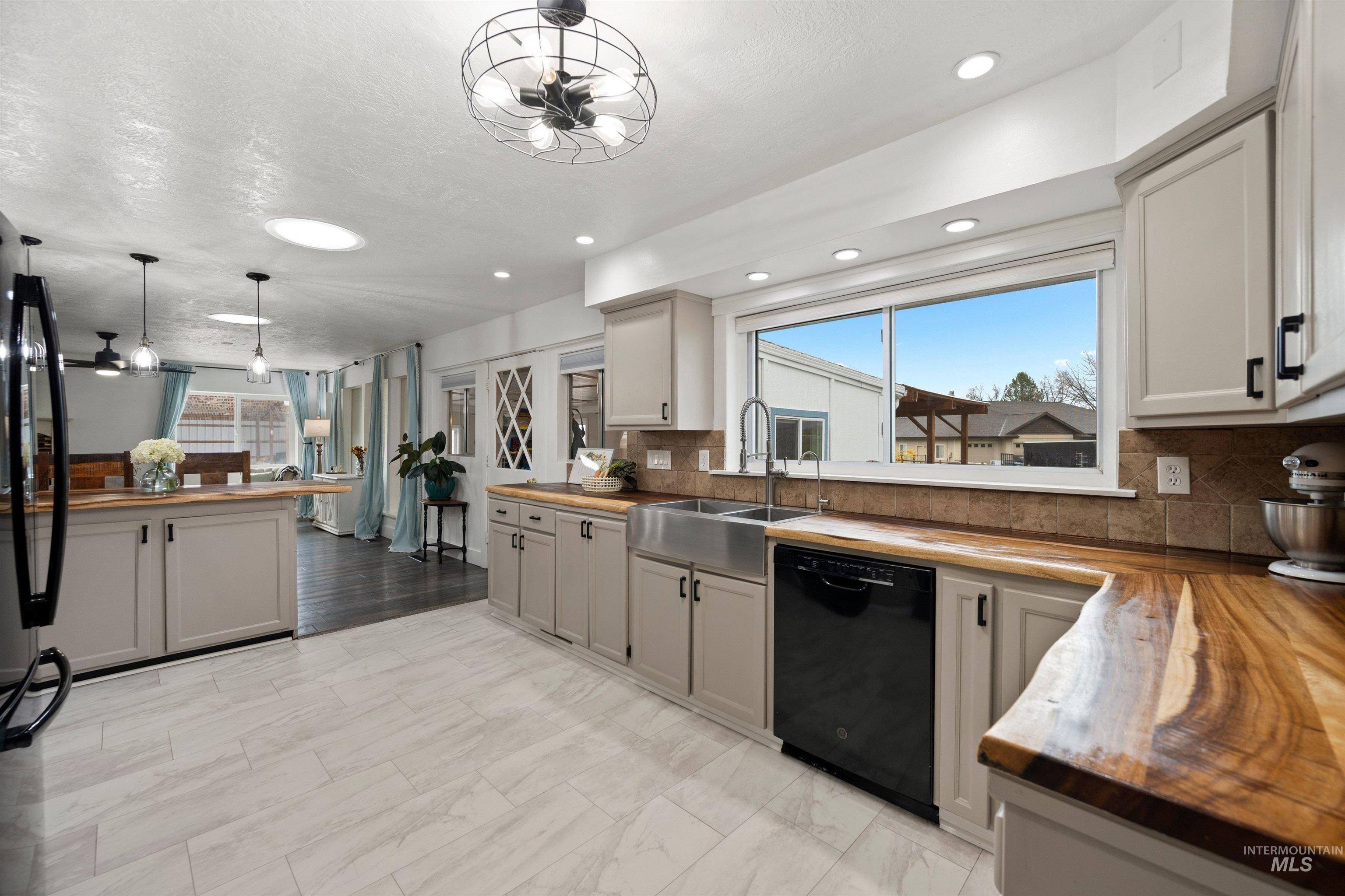 7816 E Victory, Nampa, Idaho 83687, 3 Bedrooms, 2 Bathrooms, Residential Income For Sale, Price $699,900, 98998410