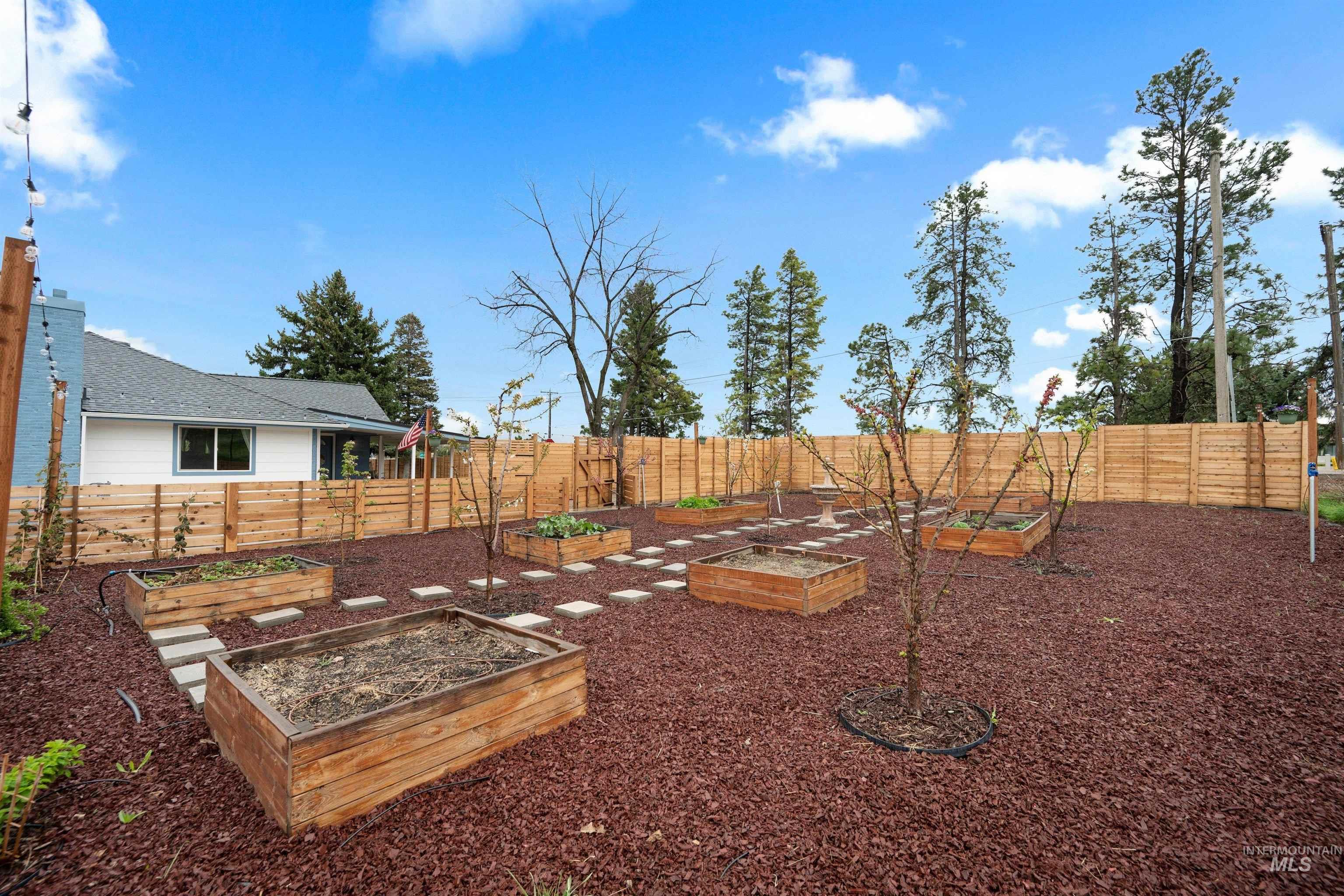 7816 E Victory, Nampa, Idaho 83687, 3 Bedrooms, 2 Bathrooms, Residential Income For Sale, Price $699,900, 98998410