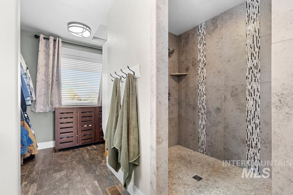 3820 Dundee Dr., New Plymouth, Idaho 83655, 5 Bedrooms, 3 Bathrooms, Residential For Sale, Price $1,300,000,MLS 98998413