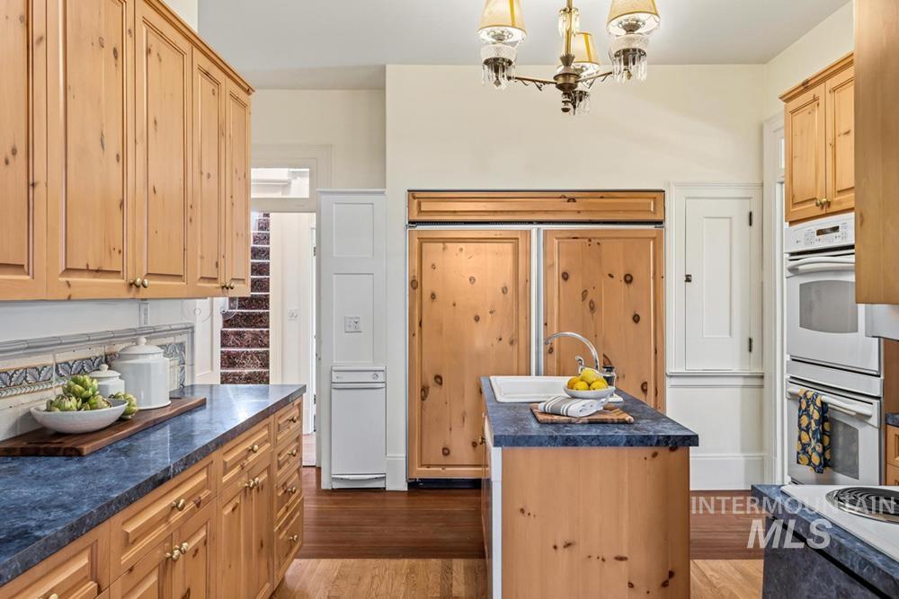 121 W Main St, Boise, Idaho 83702, 5 Bedrooms, 3.5 Bathrooms, Residential For Sale, Price $1,980,000,MLS 98998414