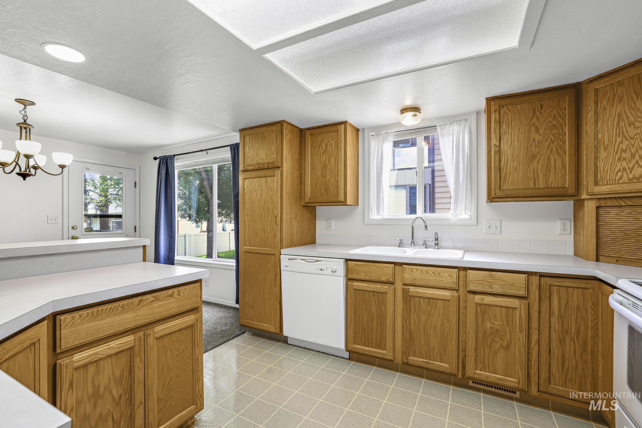 351 4 Elm St N, Twin Falls, Idaho 83301, 3 Bedrooms, 2 Bathrooms, Residential For Sale, Price $229,900,MLS 98998517