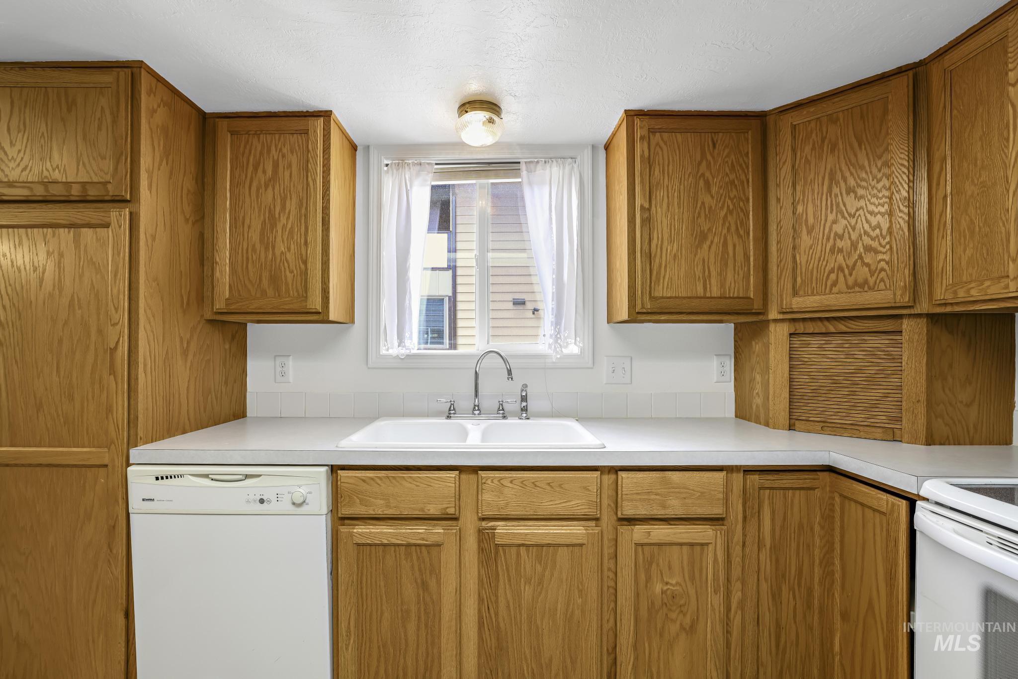 351 4 Elm St N, Twin Falls, Idaho 83301, 3 Bedrooms, 2 Bathrooms, Residential For Sale, Price $229,900,MLS 98998517