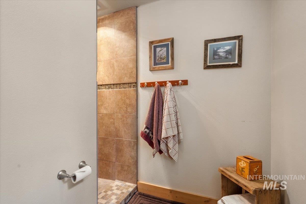 84 Golden Place, Donnelly, Idaho 83615, 3 Bedrooms, 2 Bathrooms, Residential For Sale, Price $998,500,MLS 98998559