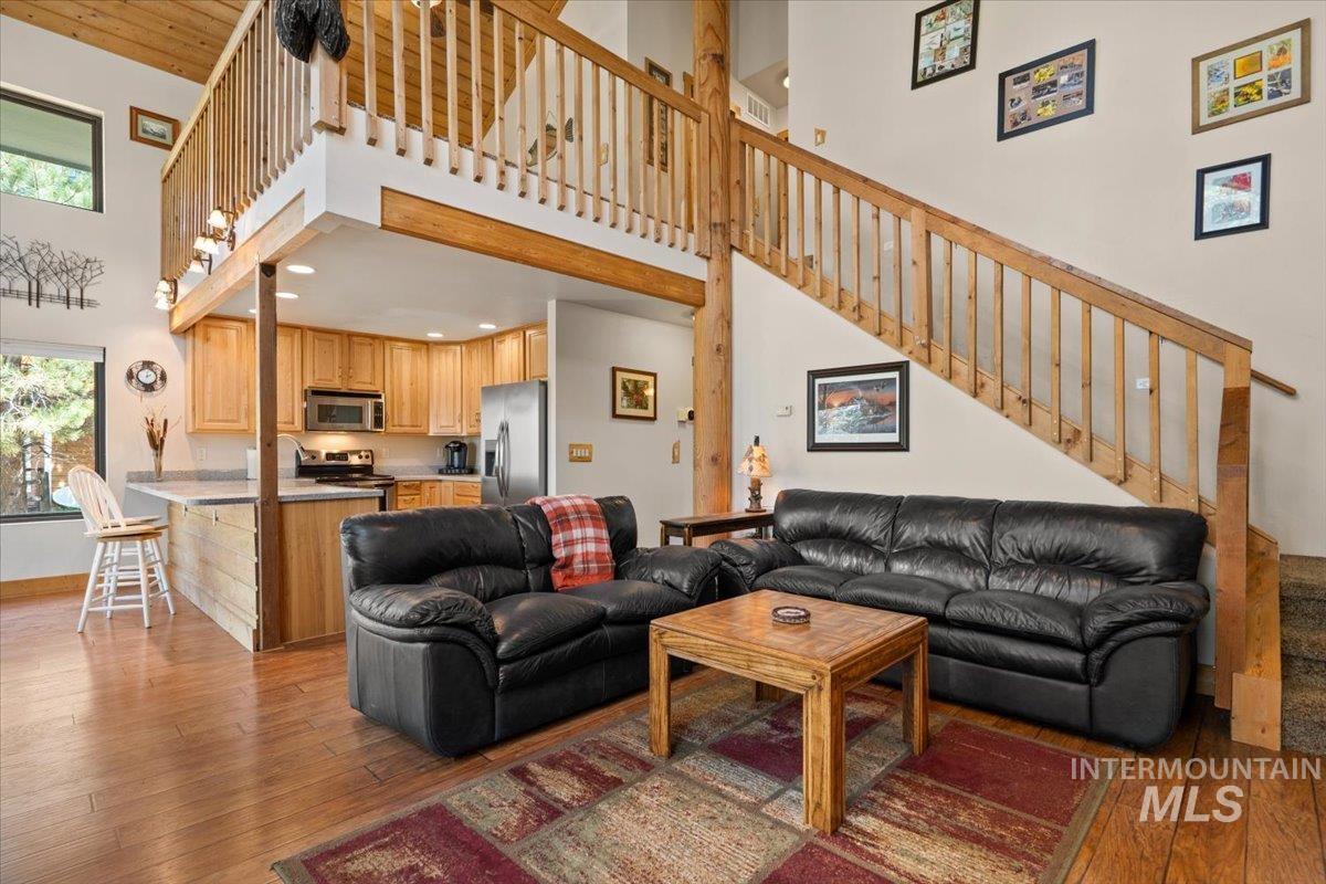 84 Golden Place, Donnelly, Idaho 83615, 3 Bedrooms, 2 Bathrooms, Residential For Sale, Price $998,500,MLS 98998559