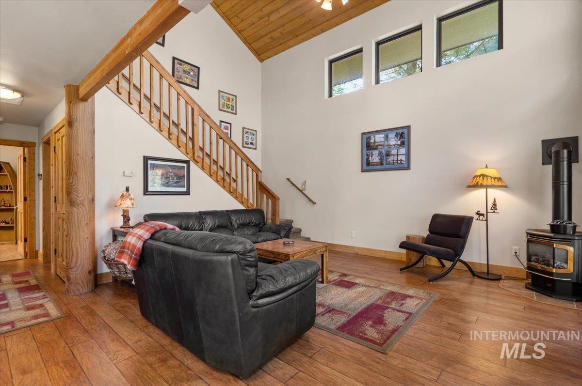 84 Golden Place, Donnelly, Idaho 83615, 3 Bedrooms, 2 Bathrooms, Residential For Sale, Price $998,500,MLS 98998559