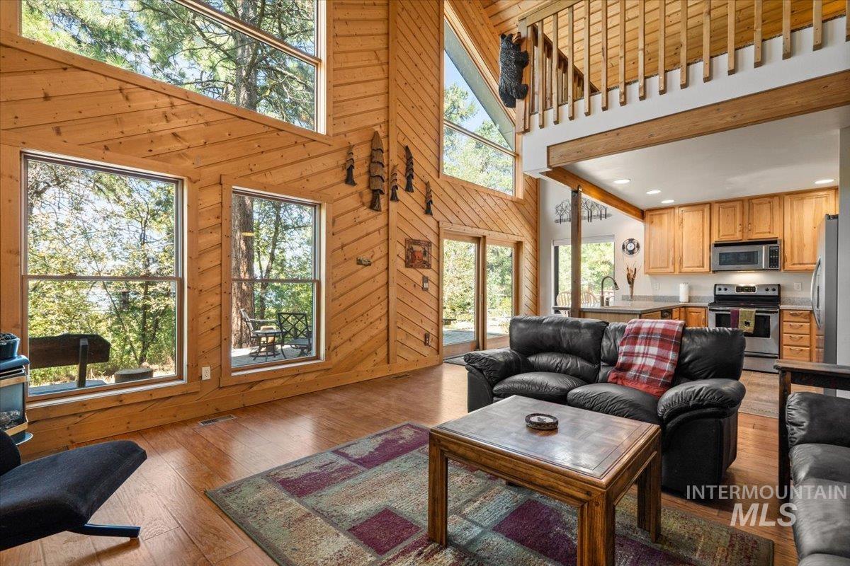 84 Golden Place, Donnelly, Idaho 83615, 3 Bedrooms, 2 Bathrooms, Residential For Sale, Price $998,500,MLS 98998559