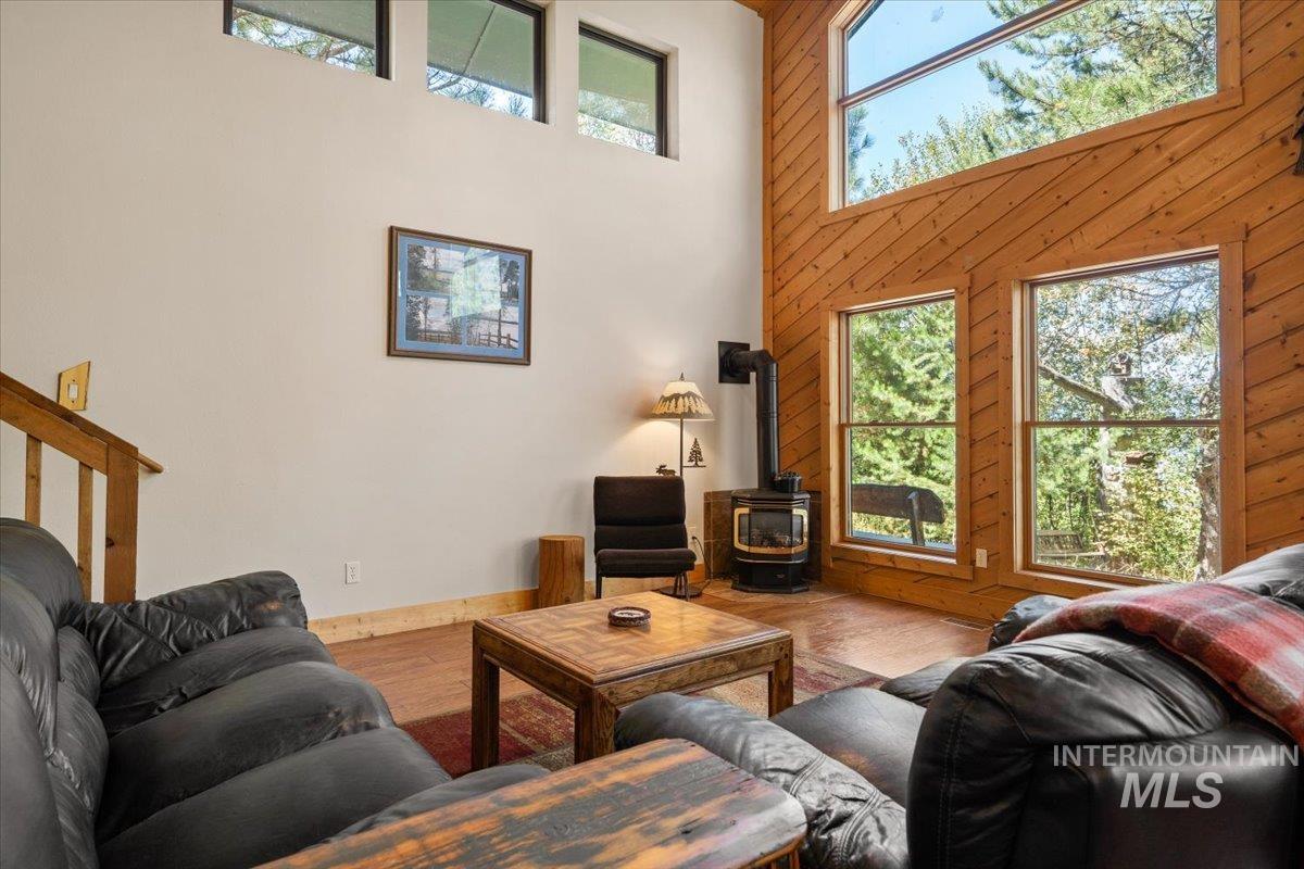 84 Golden Place, Donnelly, Idaho 83615, 3 Bedrooms, 2 Bathrooms, Residential For Sale, Price $998,500,MLS 98998559