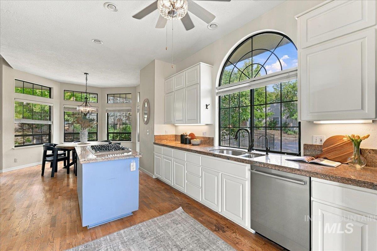 3324 E Boulder Heights Dr, Boise, Idaho 83712, 4 Bedrooms, 2.5 Bathrooms, Residential For Sale, Price $964,400,MLS 98998566