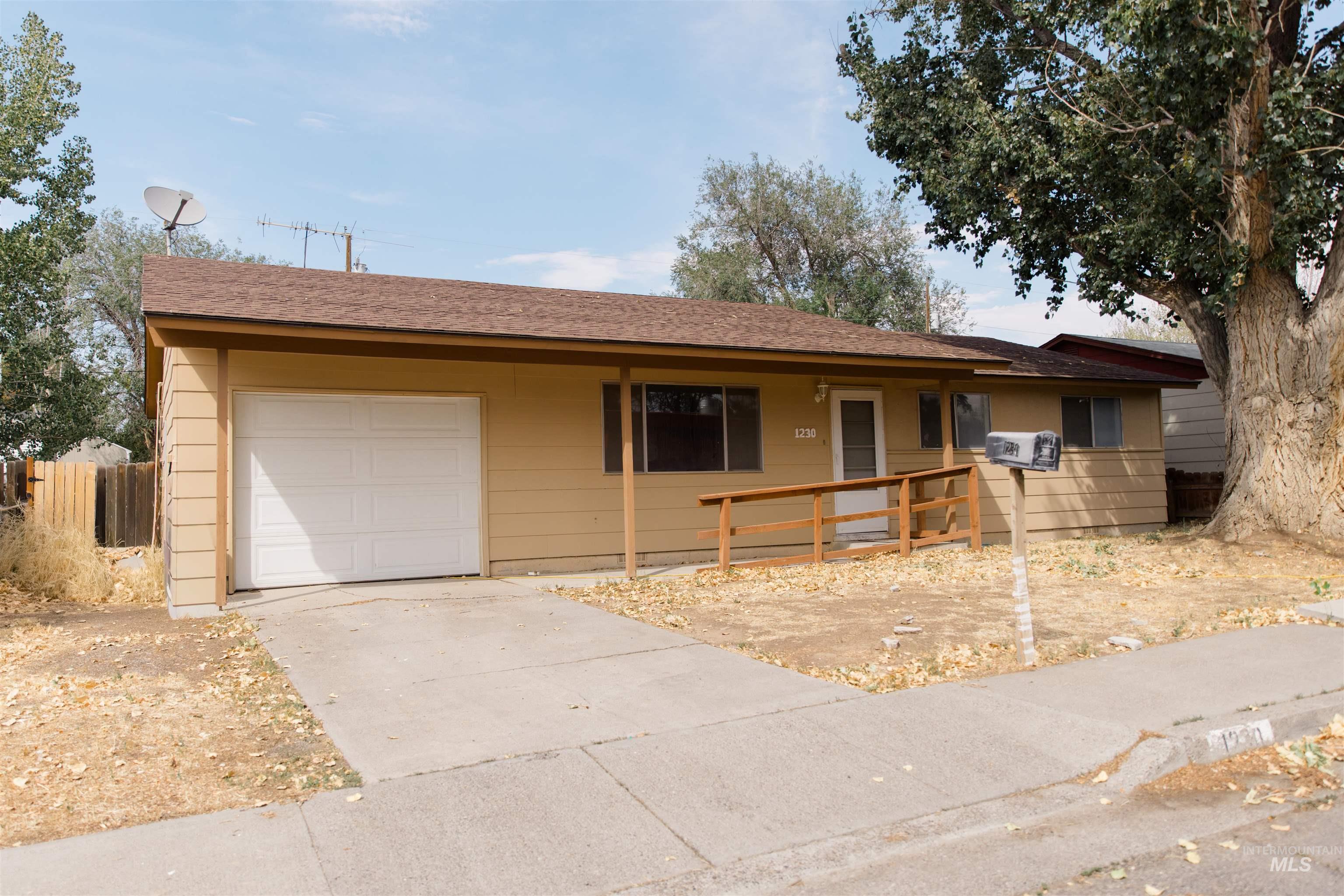 1230 E 17 N, Mountain Home, Idaho 83647, 3 Bedrooms, 1 Bathroom, Residential For Sale, Price $285,000,MLS 98998599
