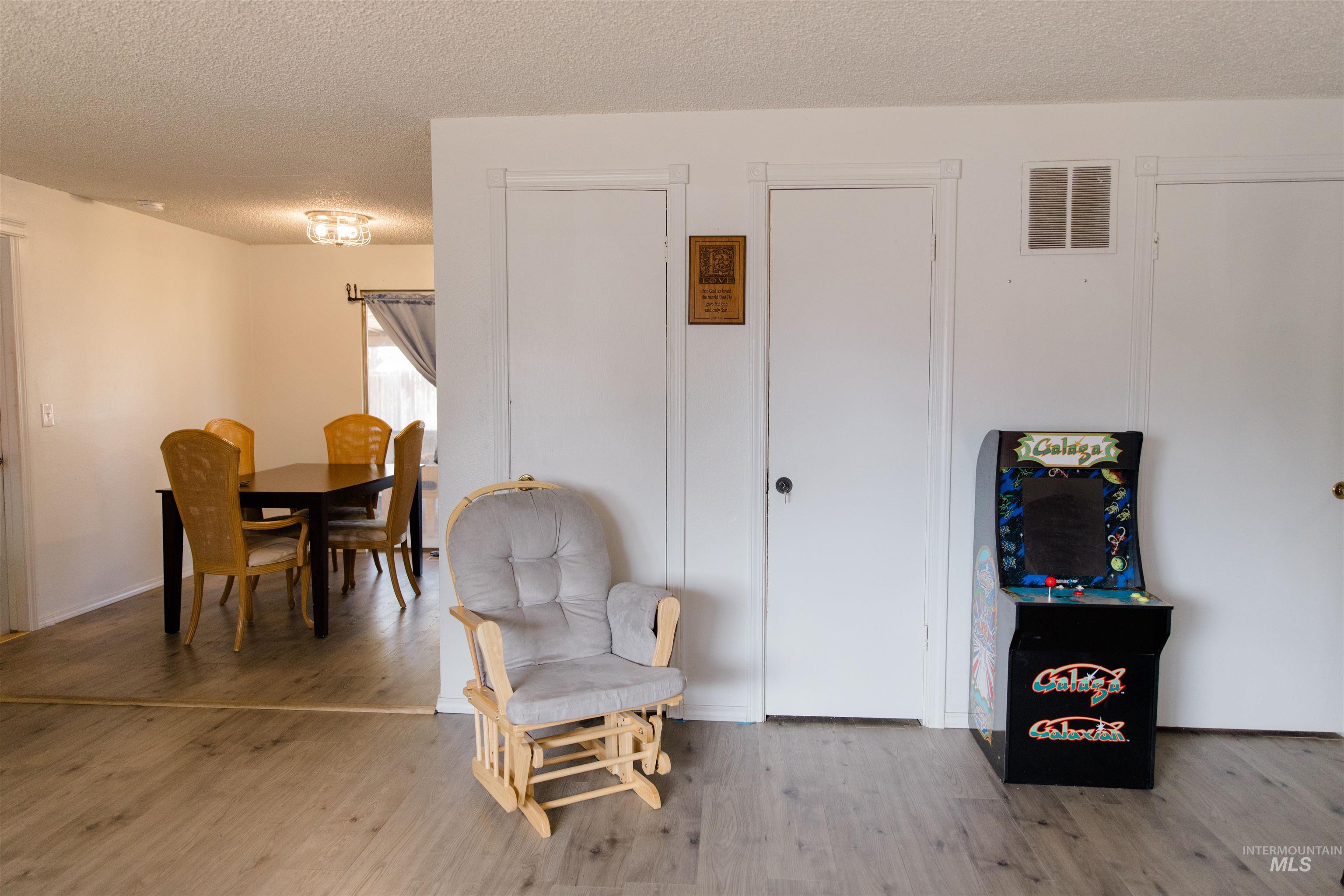 1230 E 17 N, Mountain Home, Idaho 83647, 3 Bedrooms, 1 Bathroom, Residential For Sale, Price $285,000,MLS 98998599