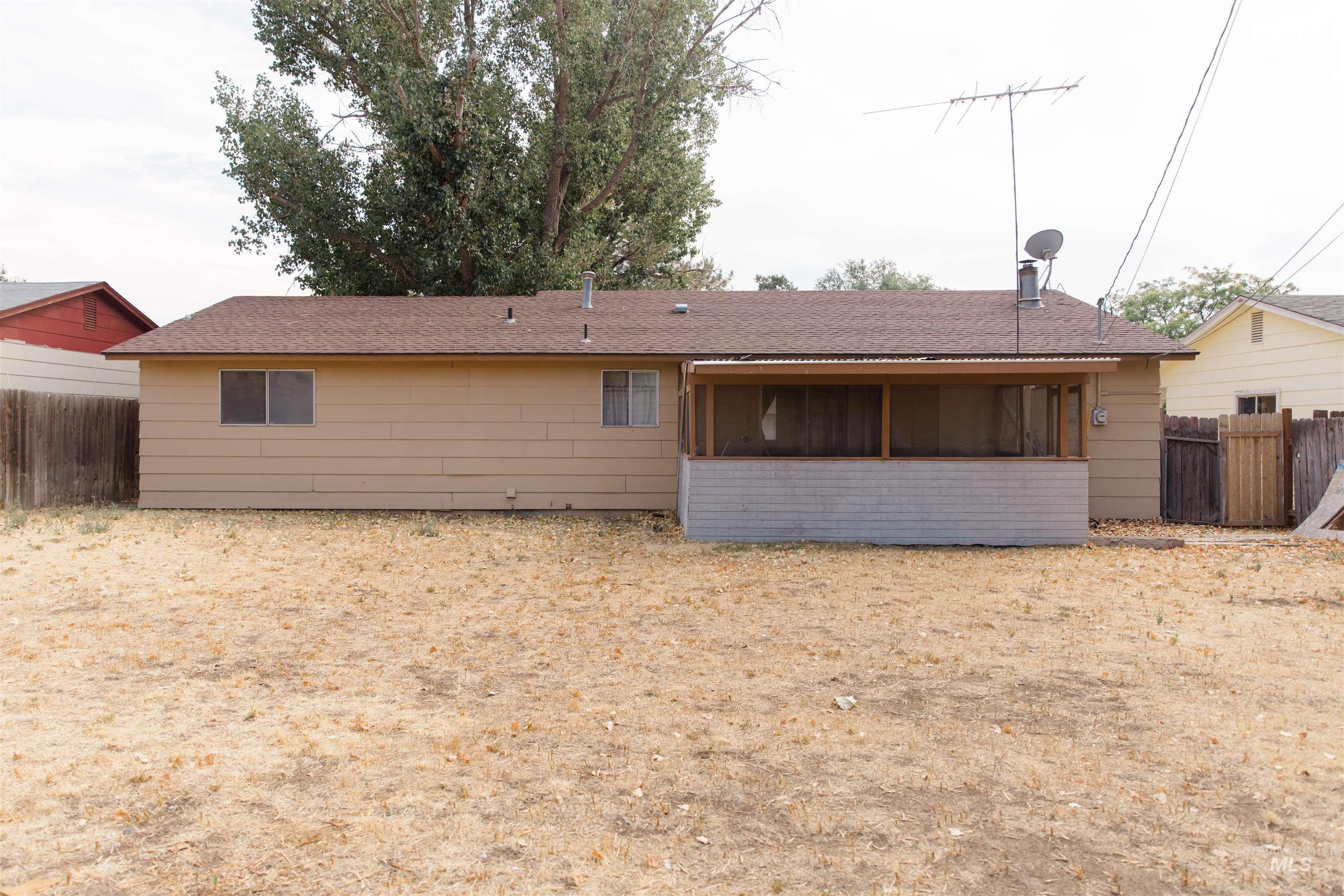 1230 E 17 N, Mountain Home, Idaho 83647, 3 Bedrooms, 1 Bathroom, Residential For Sale, Price $285,000,MLS 98998599