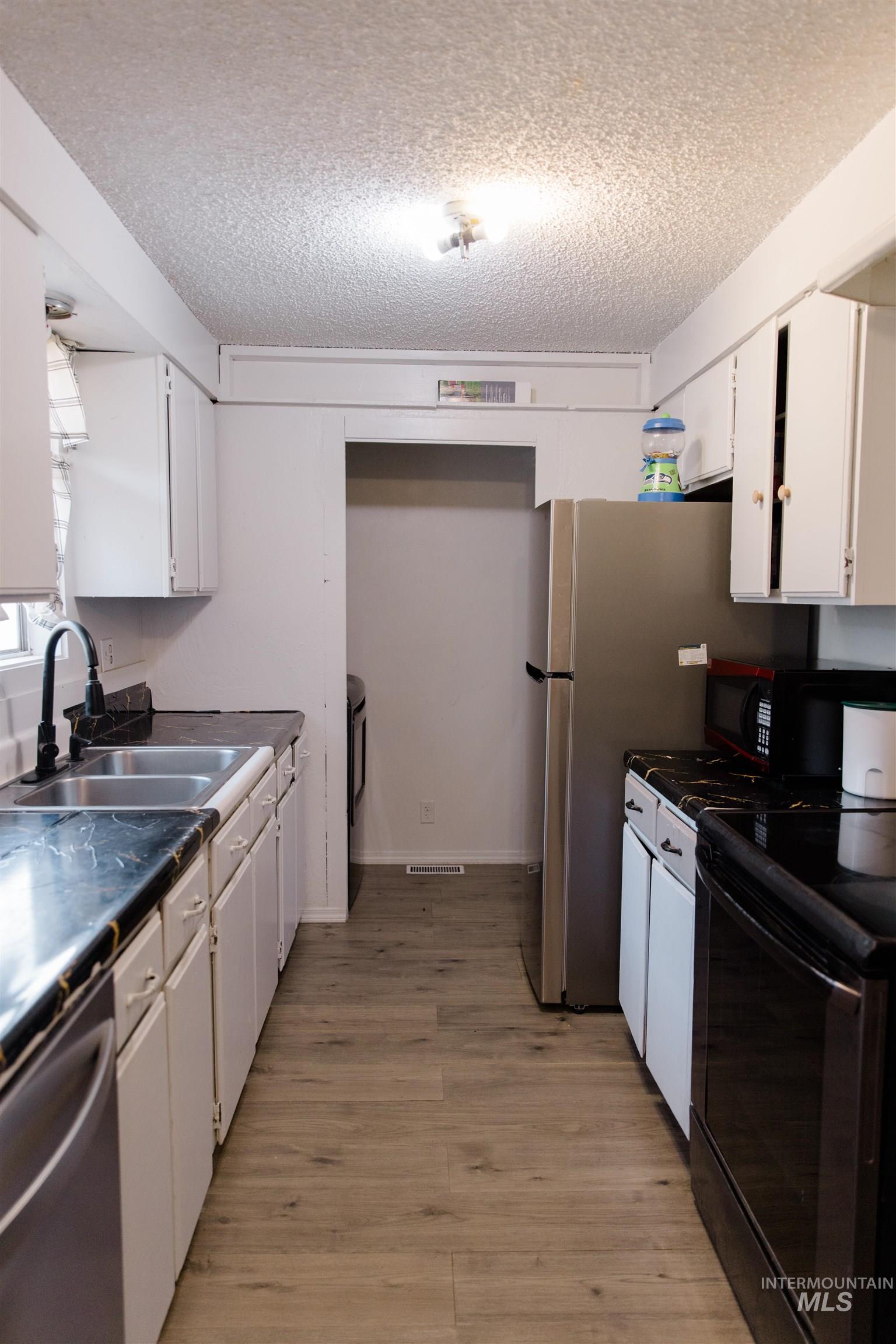 1230 E 17 N, Mountain Home, Idaho 83647, 3 Bedrooms, 1 Bathroom, Residential For Sale, Price $285,000,MLS 98998599