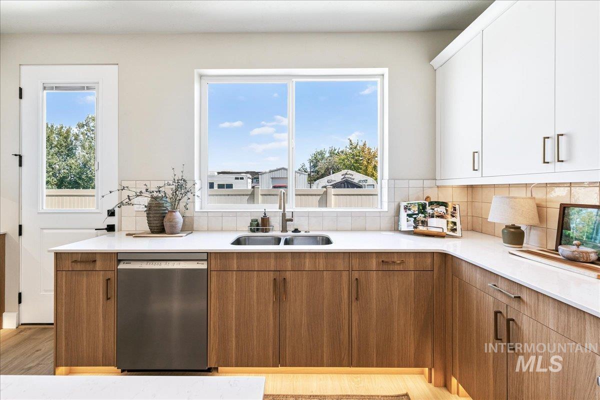76 N Feather Reed Ave, Meridian, Idaho 83642, 3 Bedrooms, 2.5 Bathrooms, Residential For Sale, Price $589,900,MLS 98998611