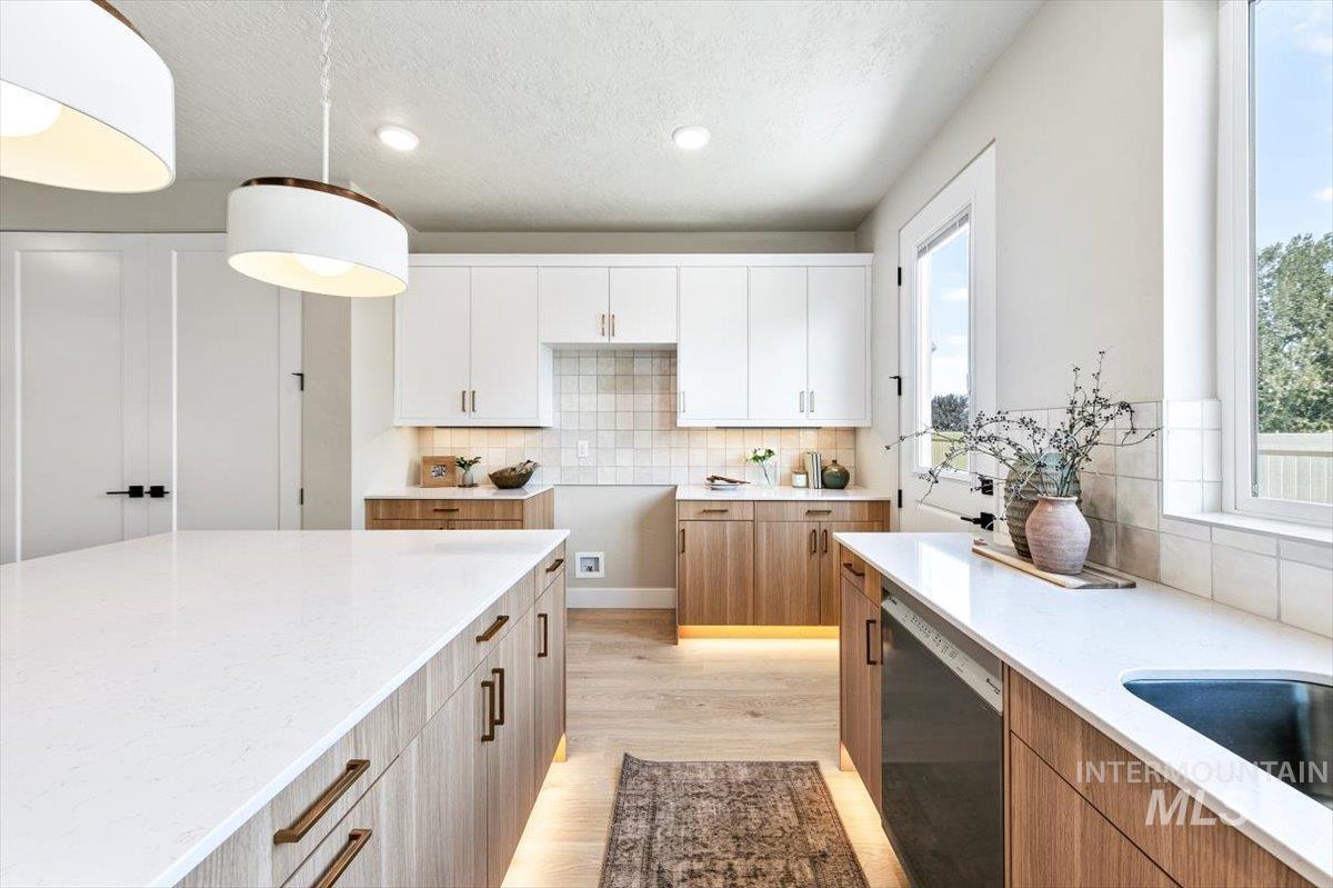 76 N Feather Reed Ave, Meridian, Idaho 83642, 3 Bedrooms, 2.5 Bathrooms, Residential For Sale, Price $589,900,MLS 98998611