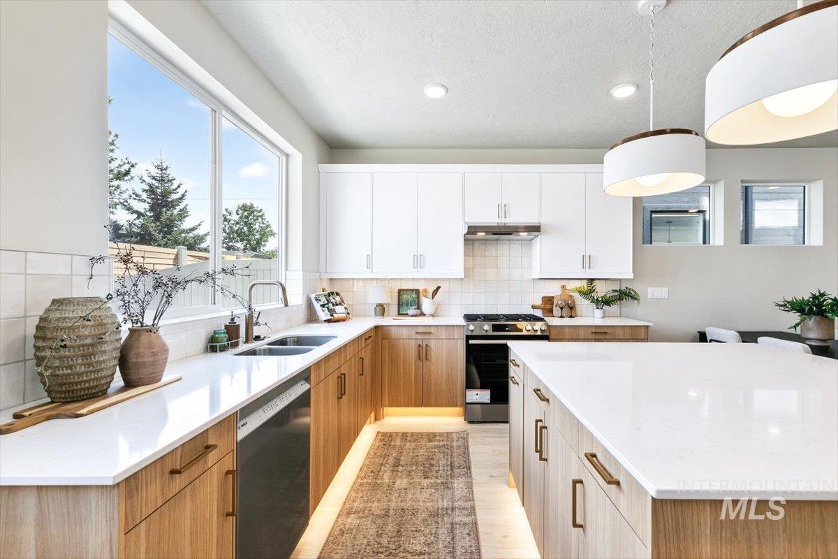 76 N Feather Reed Ave, Meridian, Idaho 83642, 3 Bedrooms, 2.5 Bathrooms, Residential For Sale, Price $589,900,MLS 98998611