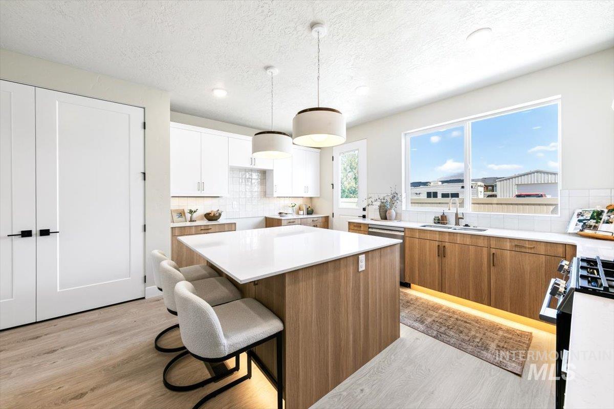 76 N Feather Reed Ave, Meridian, Idaho 83642, 3 Bedrooms, 2.5 Bathrooms, Residential For Sale, Price $589,900,MLS 98998611