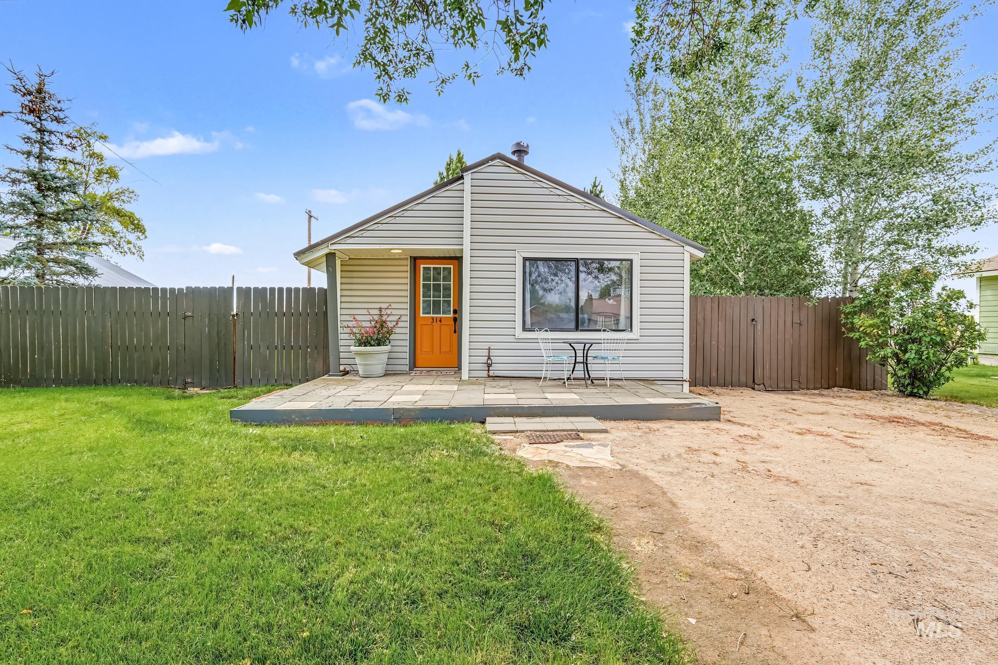 314 W Willow, Fairfield, Idaho 83327, 2 Bedrooms, 2 Bathrooms, Residential For Sale, Price $313,000,MLS 98998619