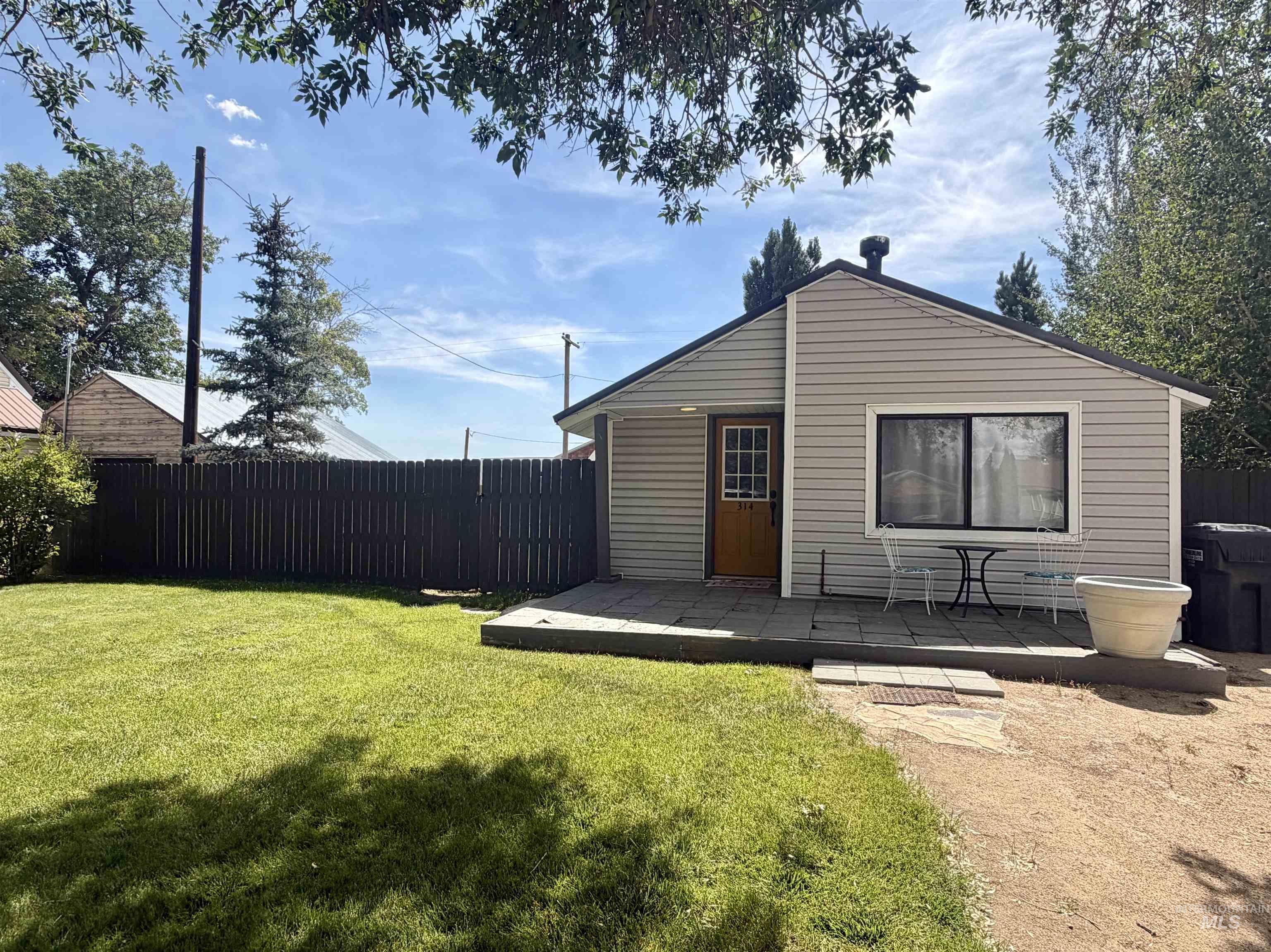 314 W Willow, Fairfield, Idaho 83327, 2 Bedrooms, 2 Bathrooms, Residential For Sale, Price $313,000,MLS 98998619
