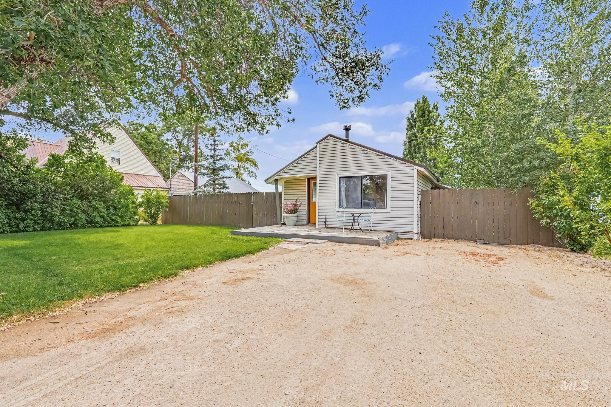 314 W Willow, Fairfield, Idaho 83327, 2 Bedrooms, 2 Bathrooms, Residential For Sale, Price $313,000,MLS 98998619
