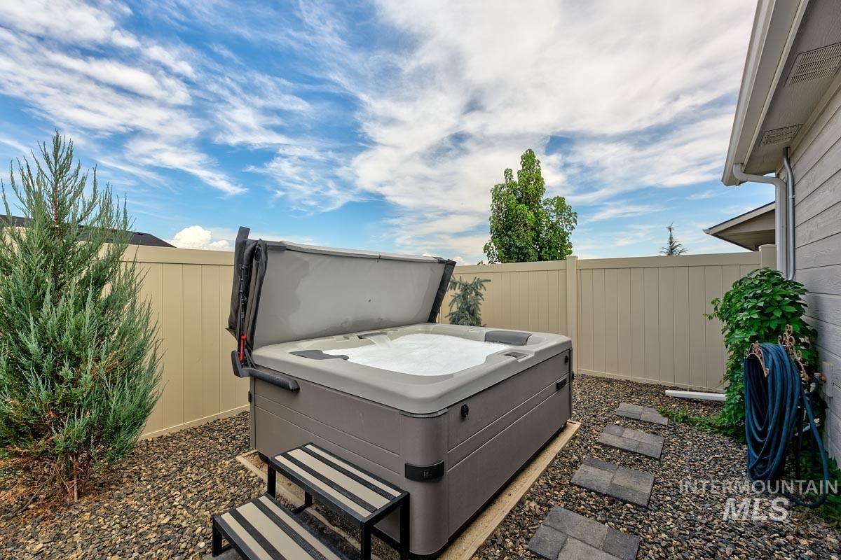 122 W Hyndman Drive, Meridian, Idaho 83642, 3 Bedrooms, 2 Bathrooms, Residential For Sale, Price $459,000,MLS 98998633
