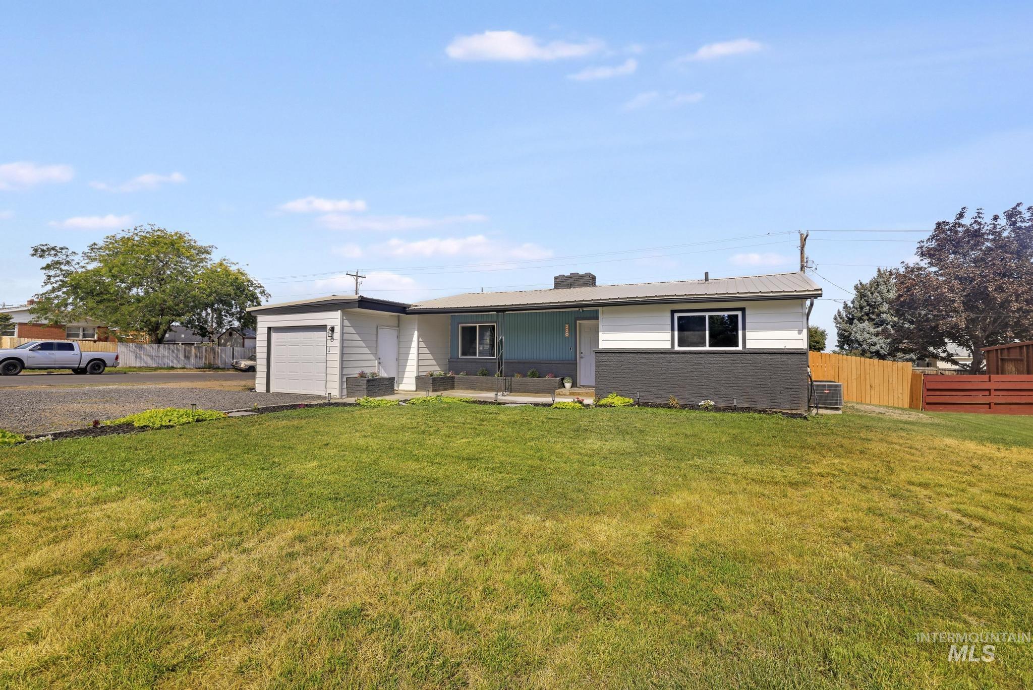 220 Main St, Buhl, Idaho 83316, 2 Bedrooms, 1 Bathroom, Residential For Sale, Price $279,000,MLS 98998634