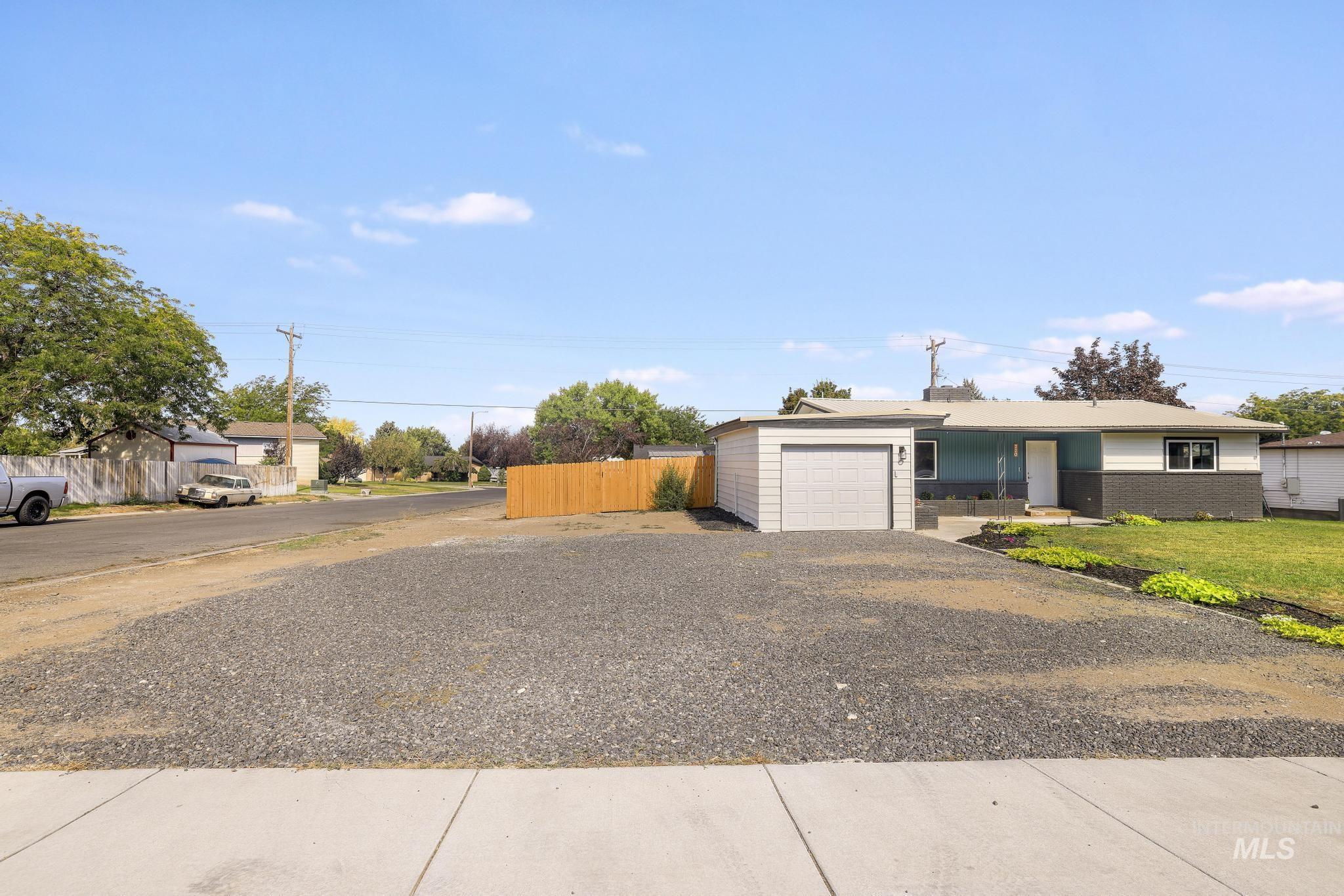 220 Main St, Buhl, Idaho 83316, 2 Bedrooms, 1 Bathroom, Residential For Sale, Price $279,000,MLS 98998634