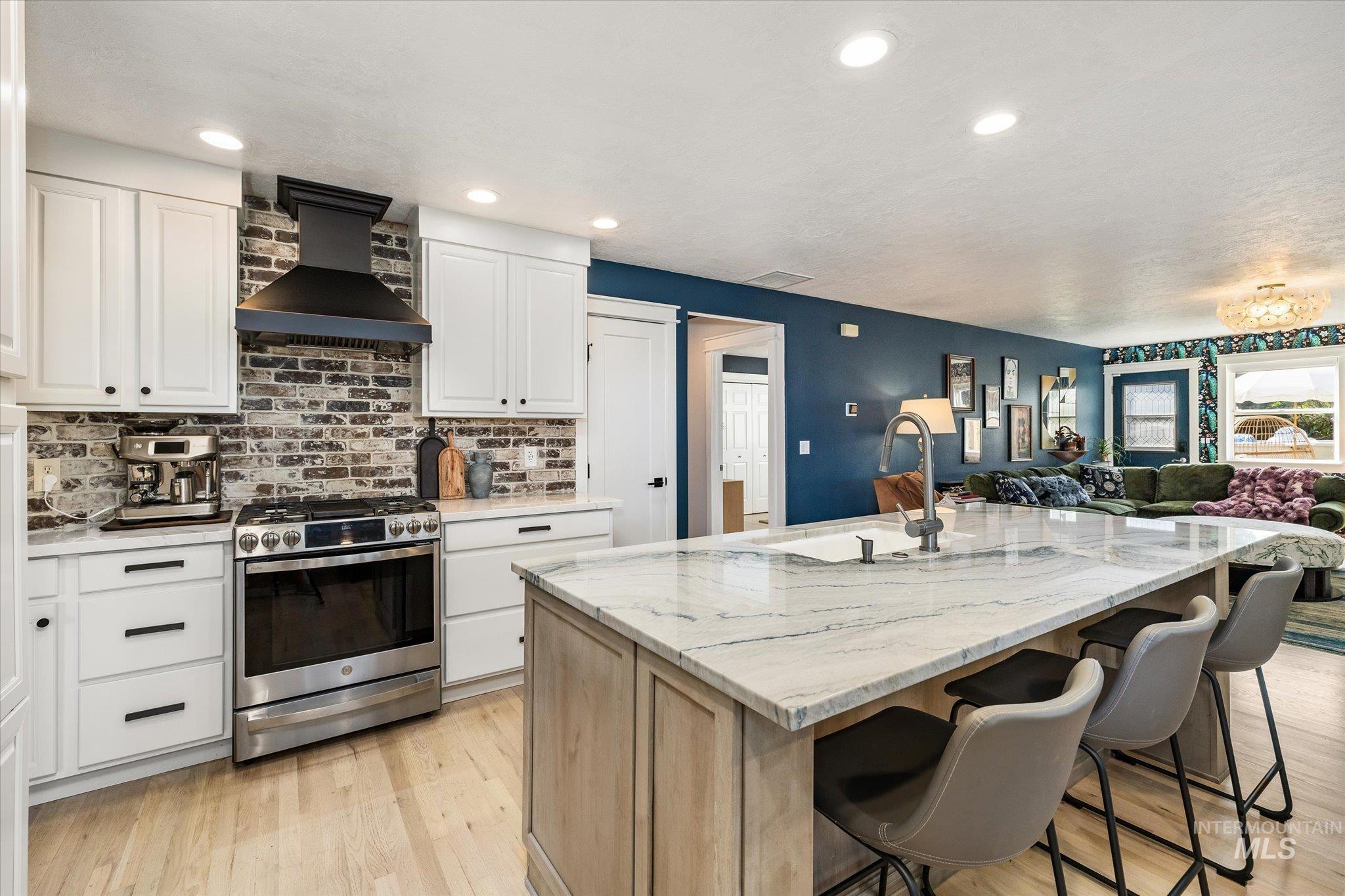 8155 W Burntree Ct, Boise, Idaho 83704, 5 Bedrooms, 3 Bathrooms, Residential For Sale, Price $798,900,MLS 98998683