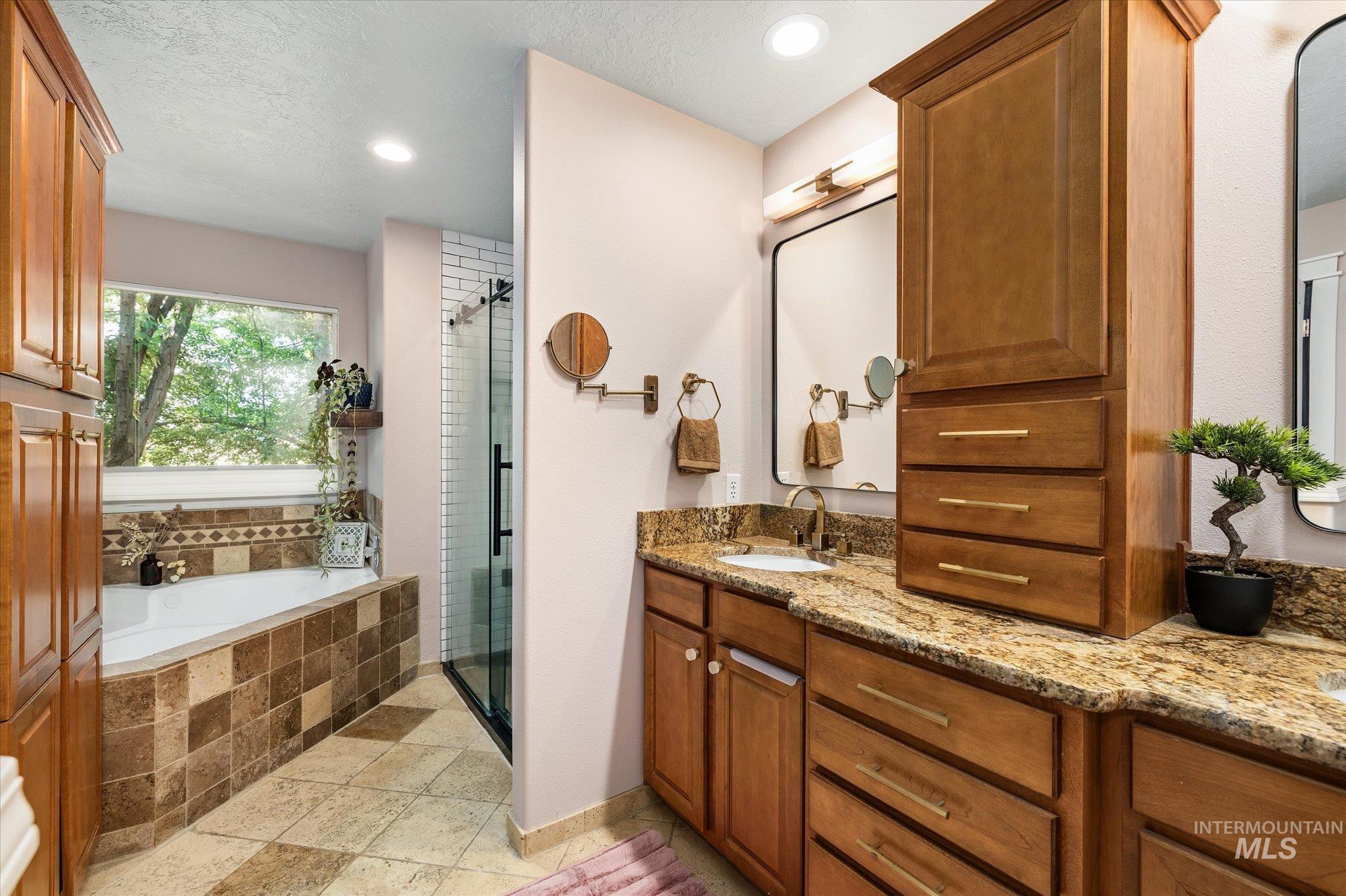 8155 W Burntree Ct, Boise, Idaho 83704, 5 Bedrooms, 3 Bathrooms, Residential For Sale, Price $798,900,MLS 98998683