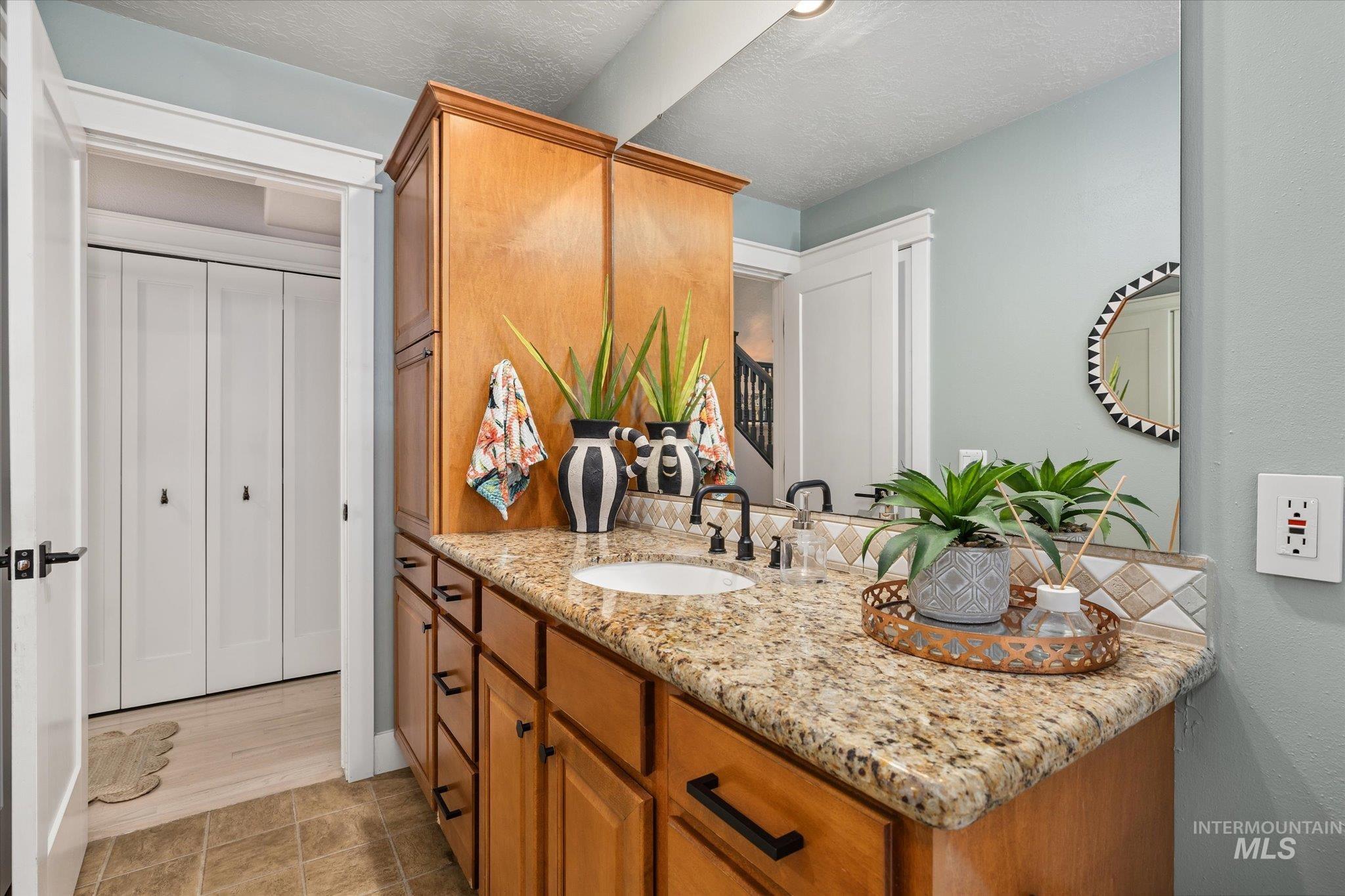 8155 W Burntree Ct, Boise, Idaho 83704, 5 Bedrooms, 3 Bathrooms, Residential For Sale, Price $798,900,MLS 98998683