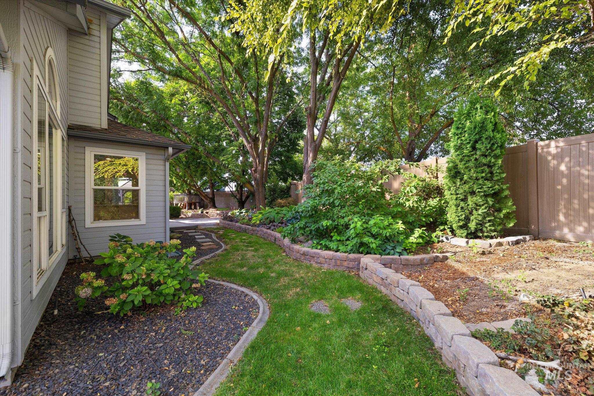 8155 W Burntree Ct, Boise, Idaho 83704, 5 Bedrooms, 3 Bathrooms, Residential For Sale, Price $798,900,MLS 98998683