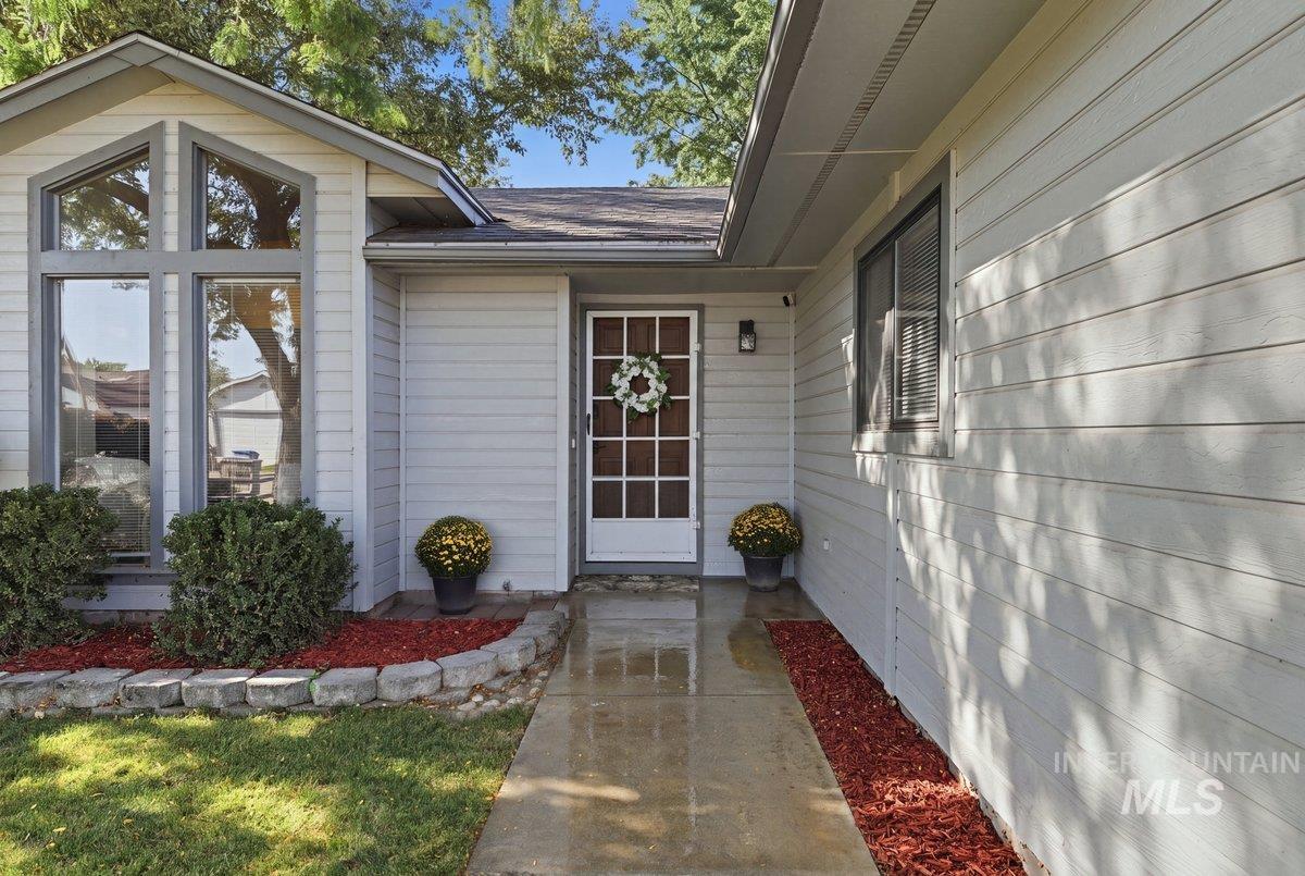 8869 W Lancelot St., Boise, Idaho 83704, 3 Bedrooms, 2 Bathrooms, Residential For Sale, Price $427,000,MLS 98998686