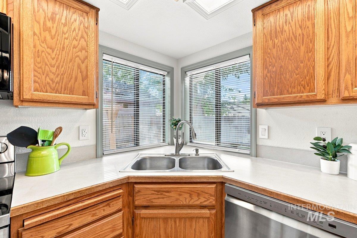 8869 W Lancelot St., Boise, Idaho 83704, 3 Bedrooms, 2 Bathrooms, Residential For Sale, Price $427,000,MLS 98998686