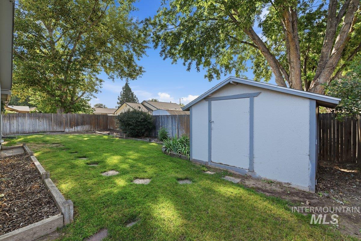 8869 W Lancelot St., Boise, Idaho 83704, 3 Bedrooms, 2 Bathrooms, Residential For Sale, Price $427,000,MLS 98998686