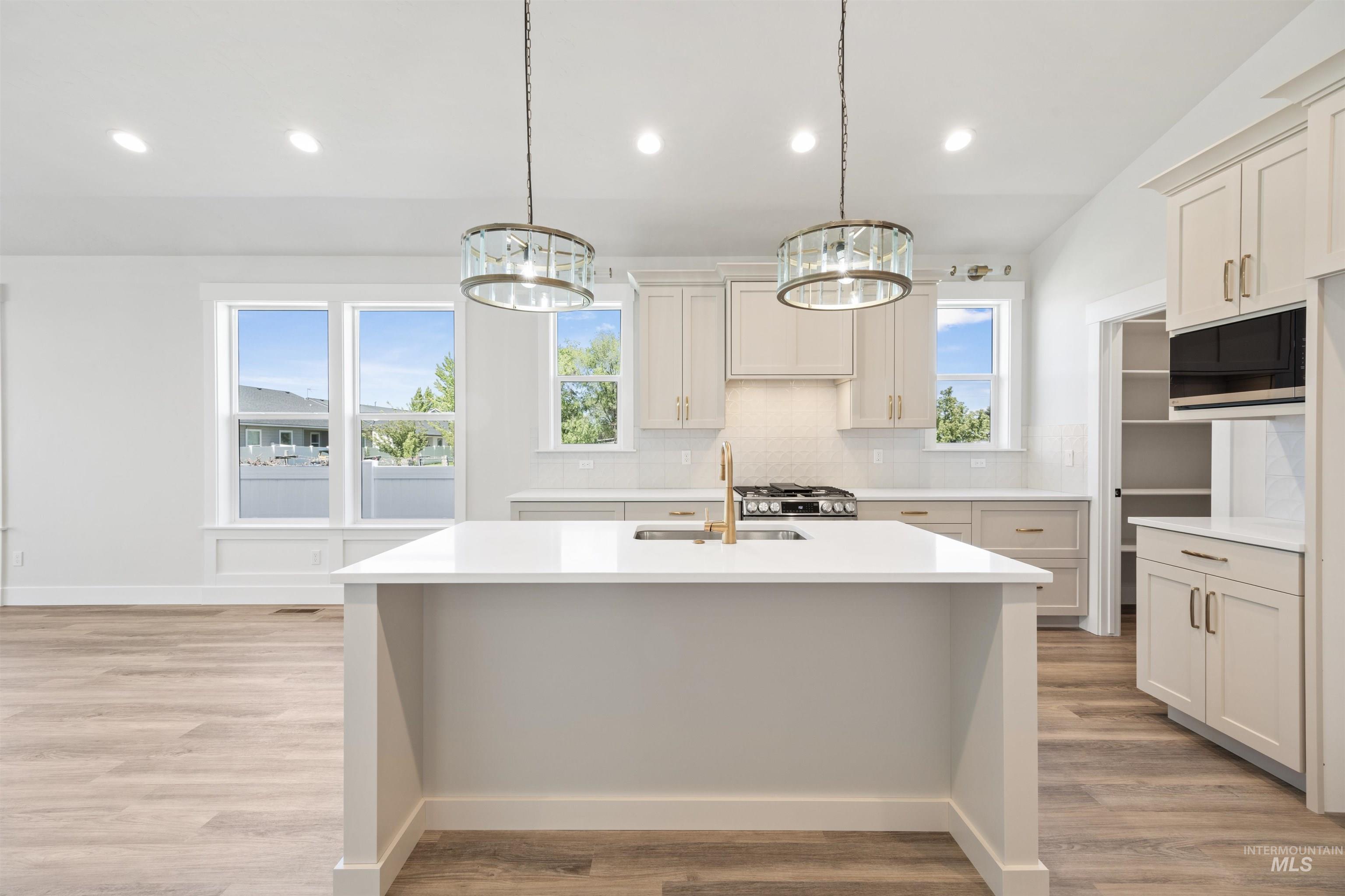 933 S Almond St, Nampa, Idaho 83686, 4 Bedrooms, 3 Bathrooms, Residential For Sale, Price $479,900,MLS 98998687
