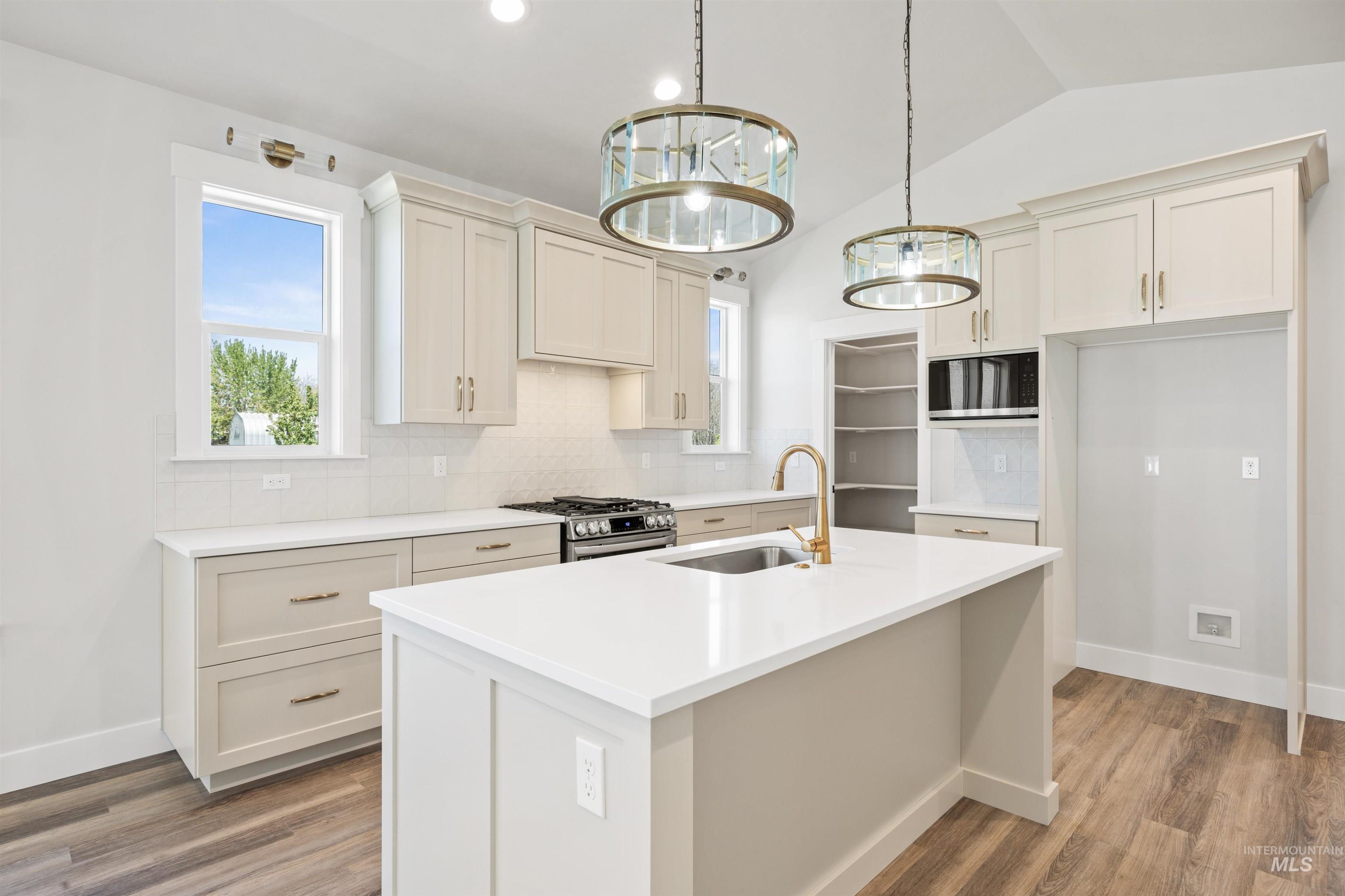 933 S Almond St, Nampa, Idaho 83686, 4 Bedrooms, 3 Bathrooms, Residential For Sale, Price $479,900,MLS 98998687