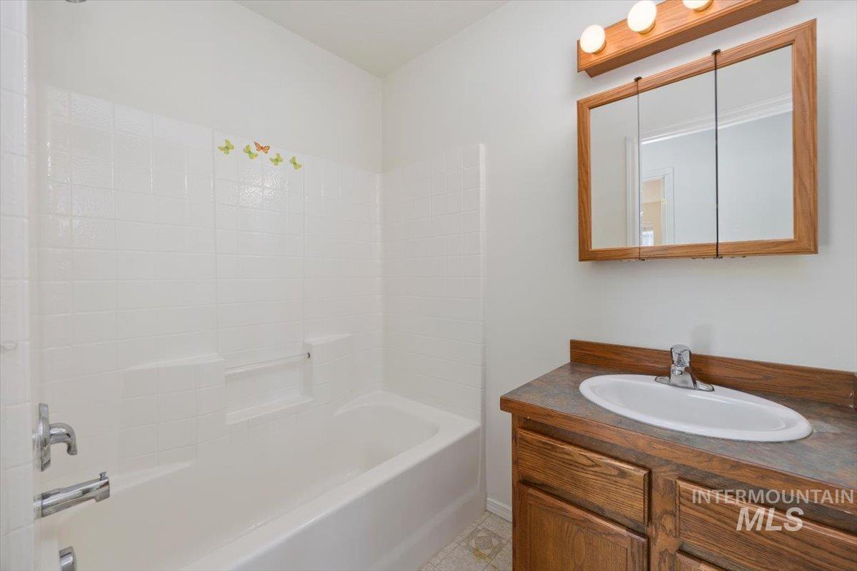 555 Hunter Ave, Twin Falls, Idaho 83301, 3 Bedrooms, 2 Bathrooms, Residential For Sale, Price $309,900, 98998719