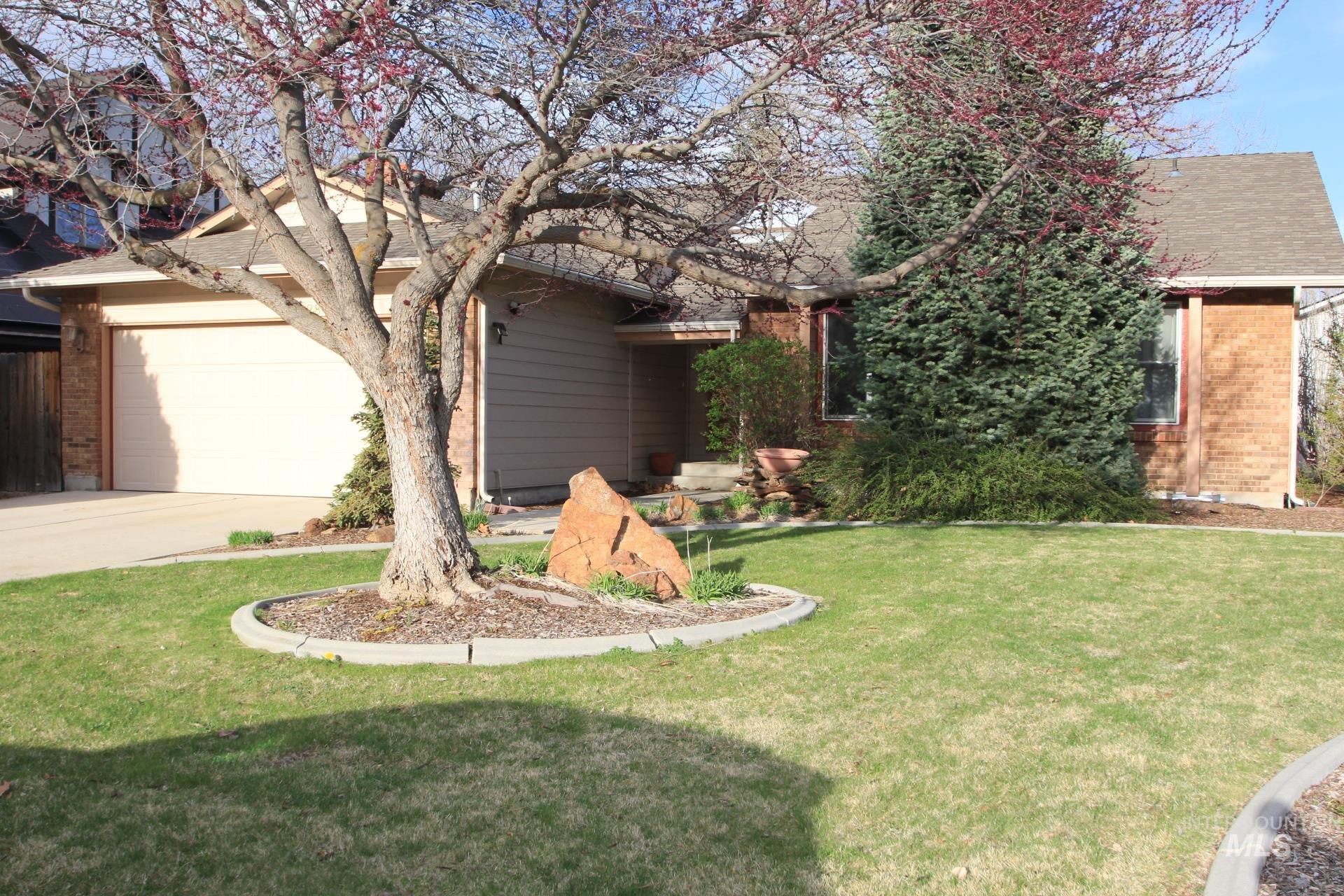 3728 W Sugar Creek Dr., Meridian, Idaho 83646, 3 Bedrooms, 2 Bathrooms, Residential For Sale, Price $476,900, 98998723
