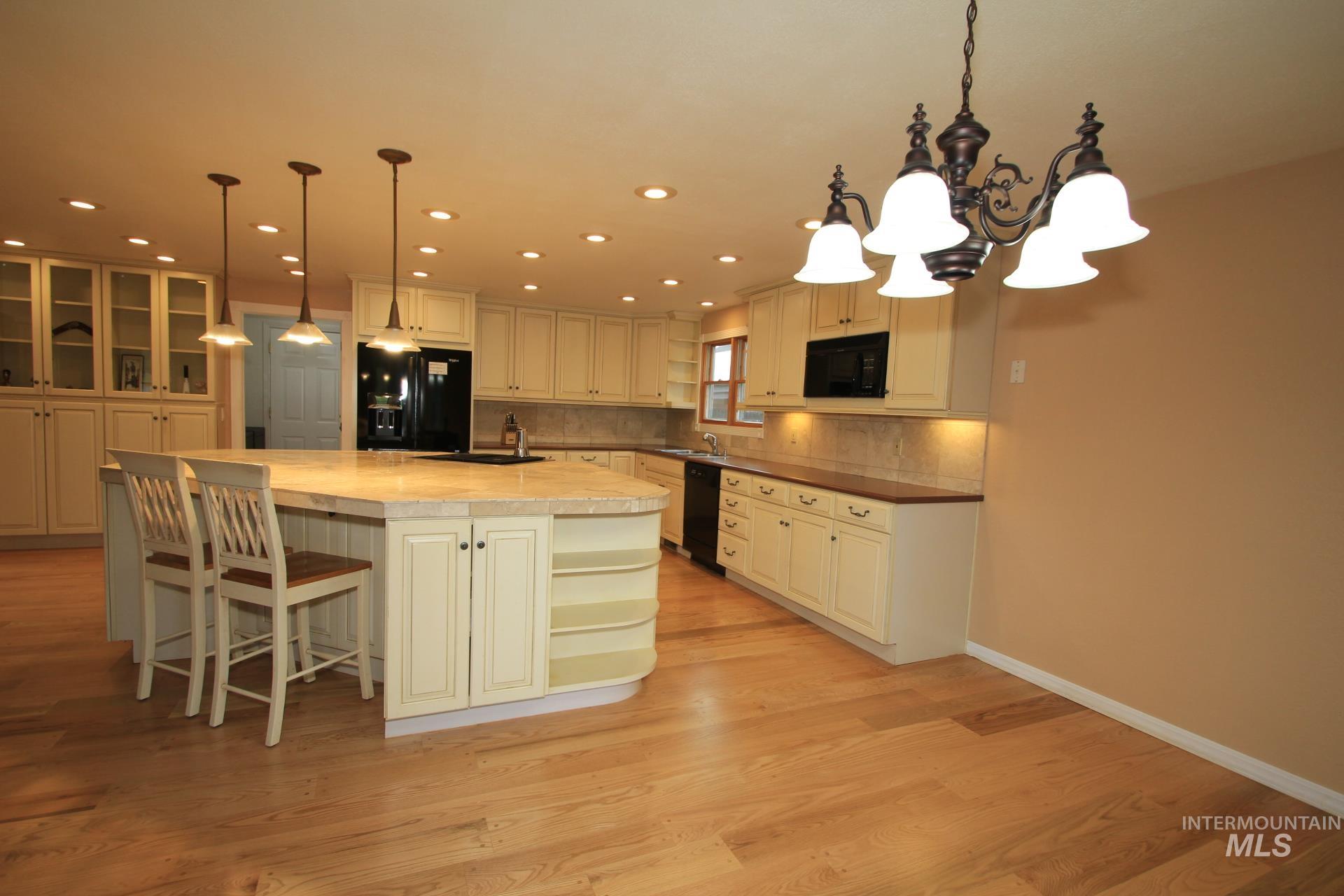 3728 W Sugar Creek Dr., Meridian, Idaho 83646, 3 Bedrooms, 2 Bathrooms, Residential For Sale, Price $476,900, 98998723