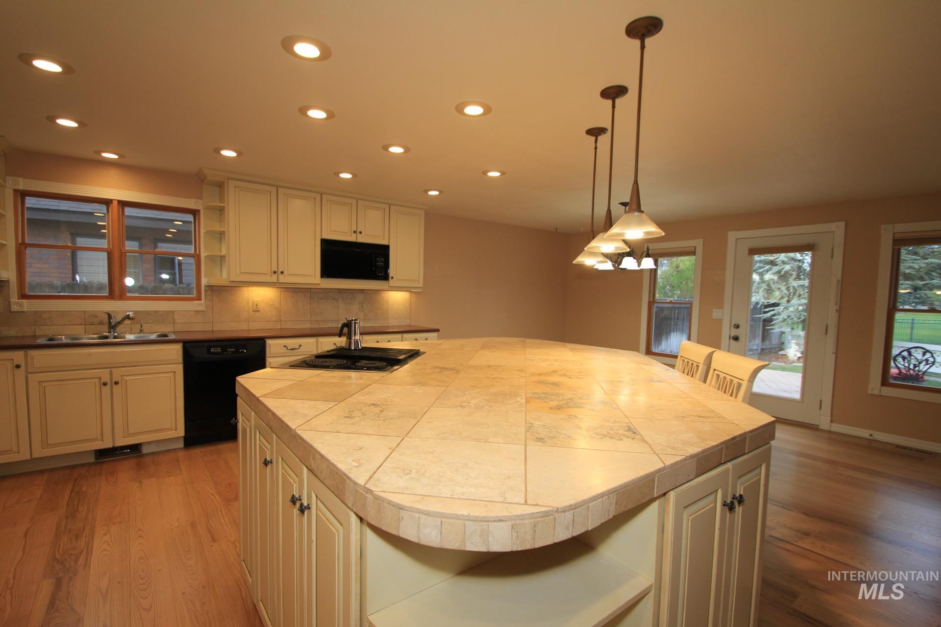 3728 W Sugar Creek Dr., Meridian, Idaho 83646, 3 Bedrooms, 2 Bathrooms, Residential For Sale, Price $476,900, 98998723