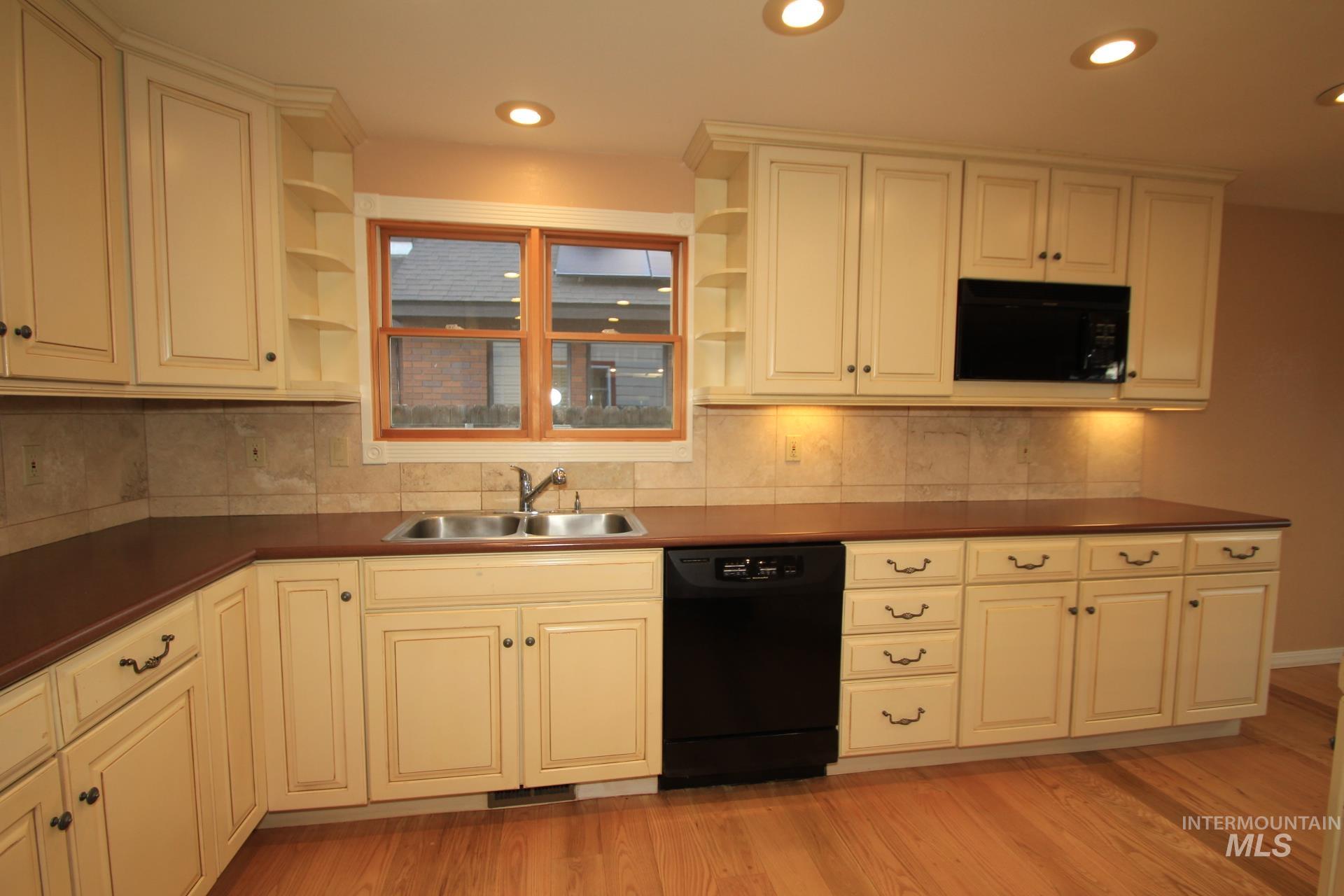 3728 W Sugar Creek Dr., Meridian, Idaho 83646, 3 Bedrooms, 2 Bathrooms, Residential For Sale, Price $476,900, 98998723