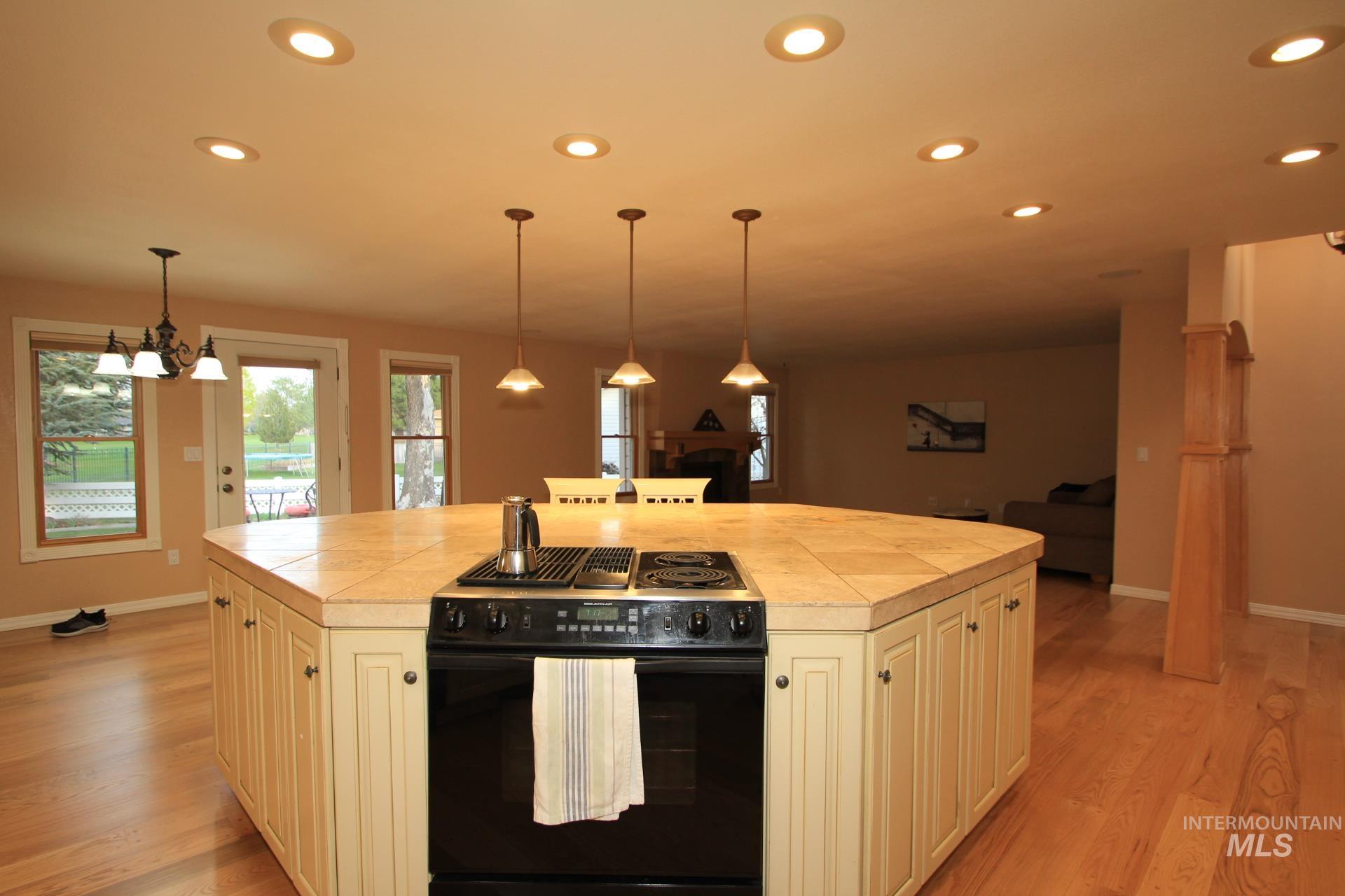 3728 W Sugar Creek Dr., Meridian, Idaho 83646, 3 Bedrooms, 2 Bathrooms, Residential For Sale, Price $476,900, 98998723