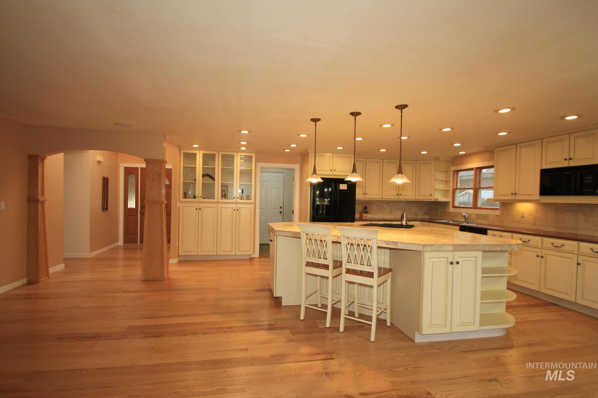 3728 W Sugar Creek Dr., Meridian, Idaho 83646, 3 Bedrooms, 2 Bathrooms, Residential For Sale, Price $476,900, 98998723
