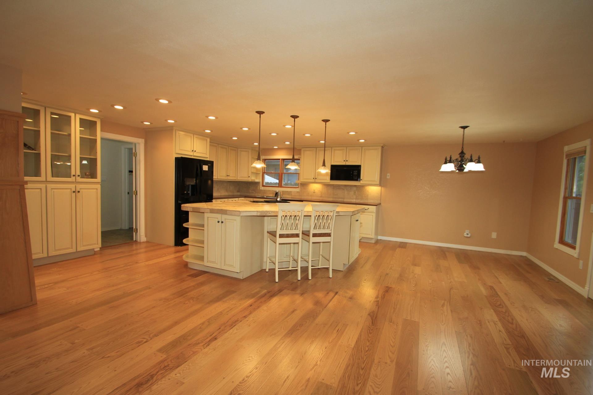 3728 W Sugar Creek Dr., Meridian, Idaho 83646, 3 Bedrooms, 2 Bathrooms, Residential For Sale, Price $476,900, 98998723