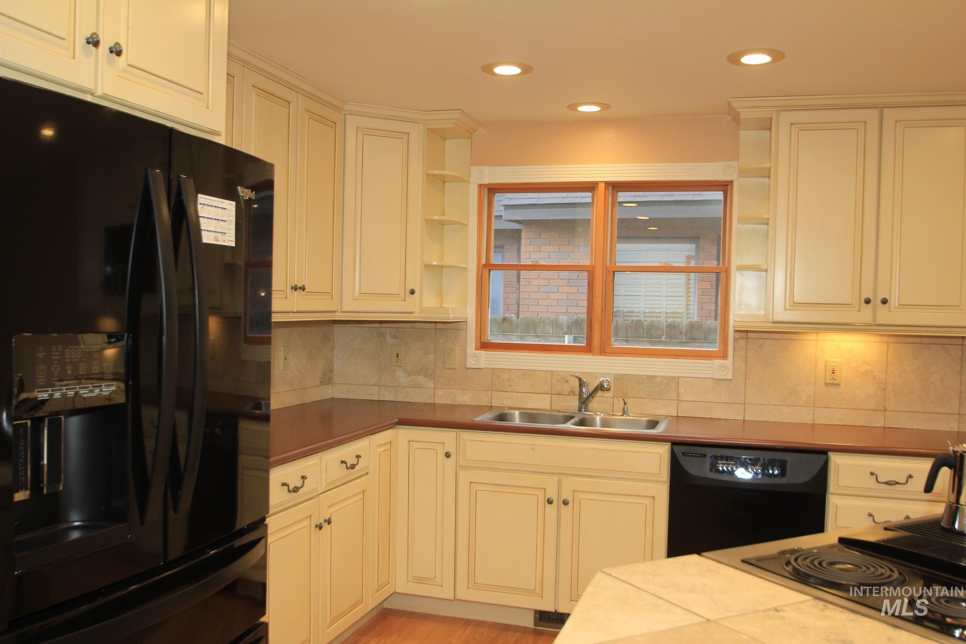 3728 W Sugar Creek Dr., Meridian, Idaho 83646, 3 Bedrooms, 2 Bathrooms, Residential For Sale, Price $476,900, 98998723
