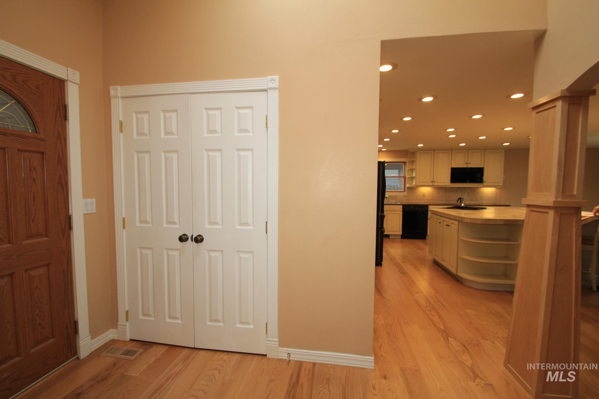 3728 W Sugar Creek Dr., Meridian, Idaho 83646, 3 Bedrooms, 2 Bathrooms, Residential For Sale, Price $476,900, 98998723