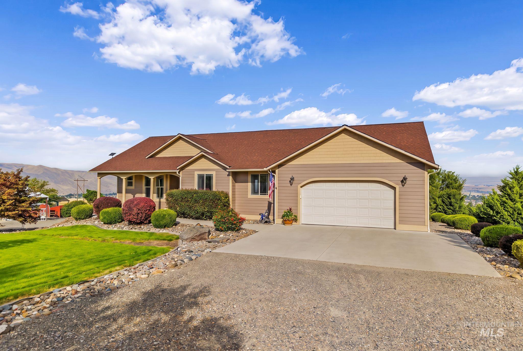 999 Amity Lane, Clarkston, Washington 99403, 5 Bedrooms, 4 Bathrooms, Residential For Sale, Price $995,000,MLS 98998732