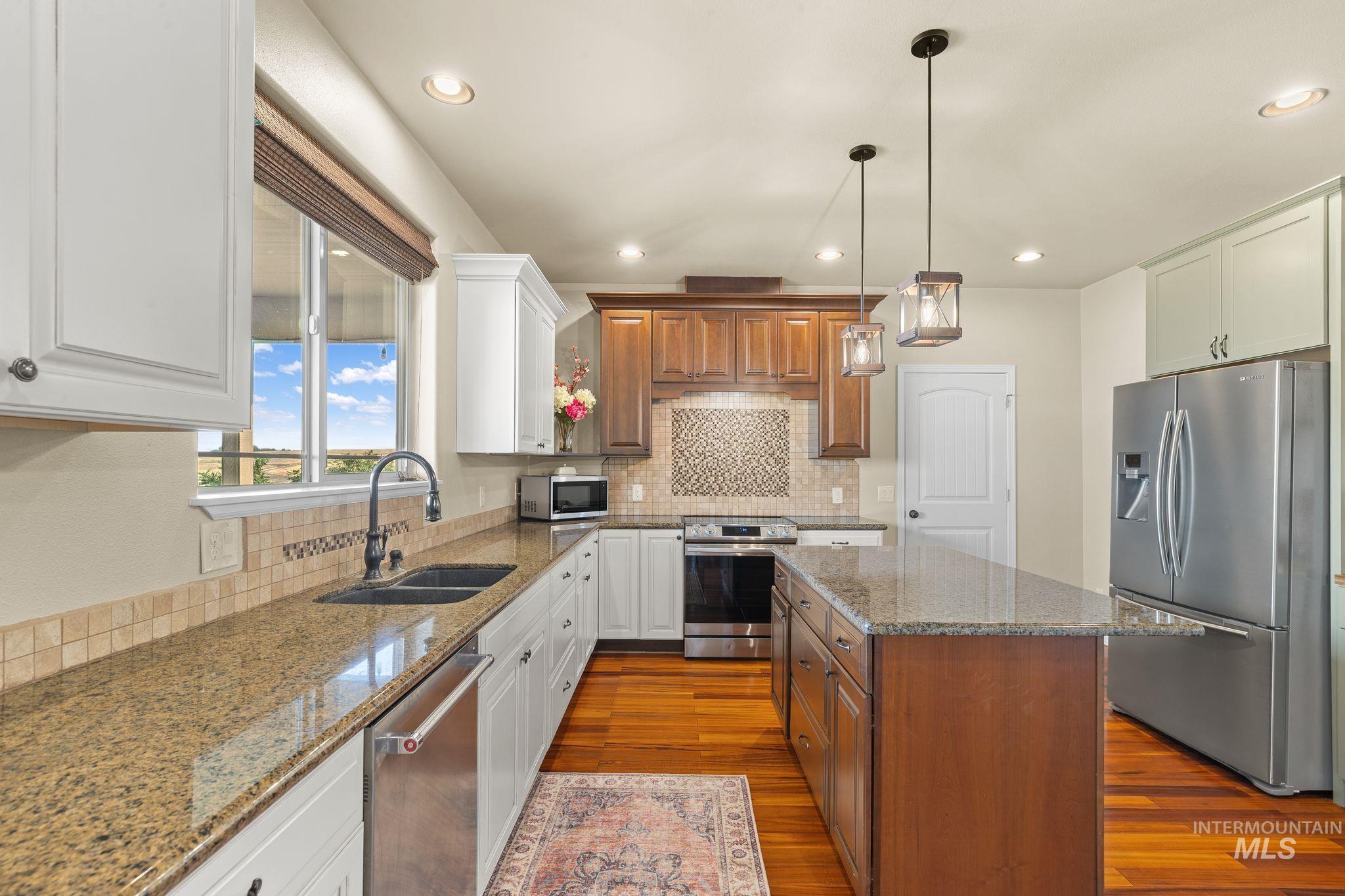 999 Amity Lane, Clarkston, Washington 99403, 5 Bedrooms, 4 Bathrooms, Residential For Sale, Price $995,000,MLS 98998732